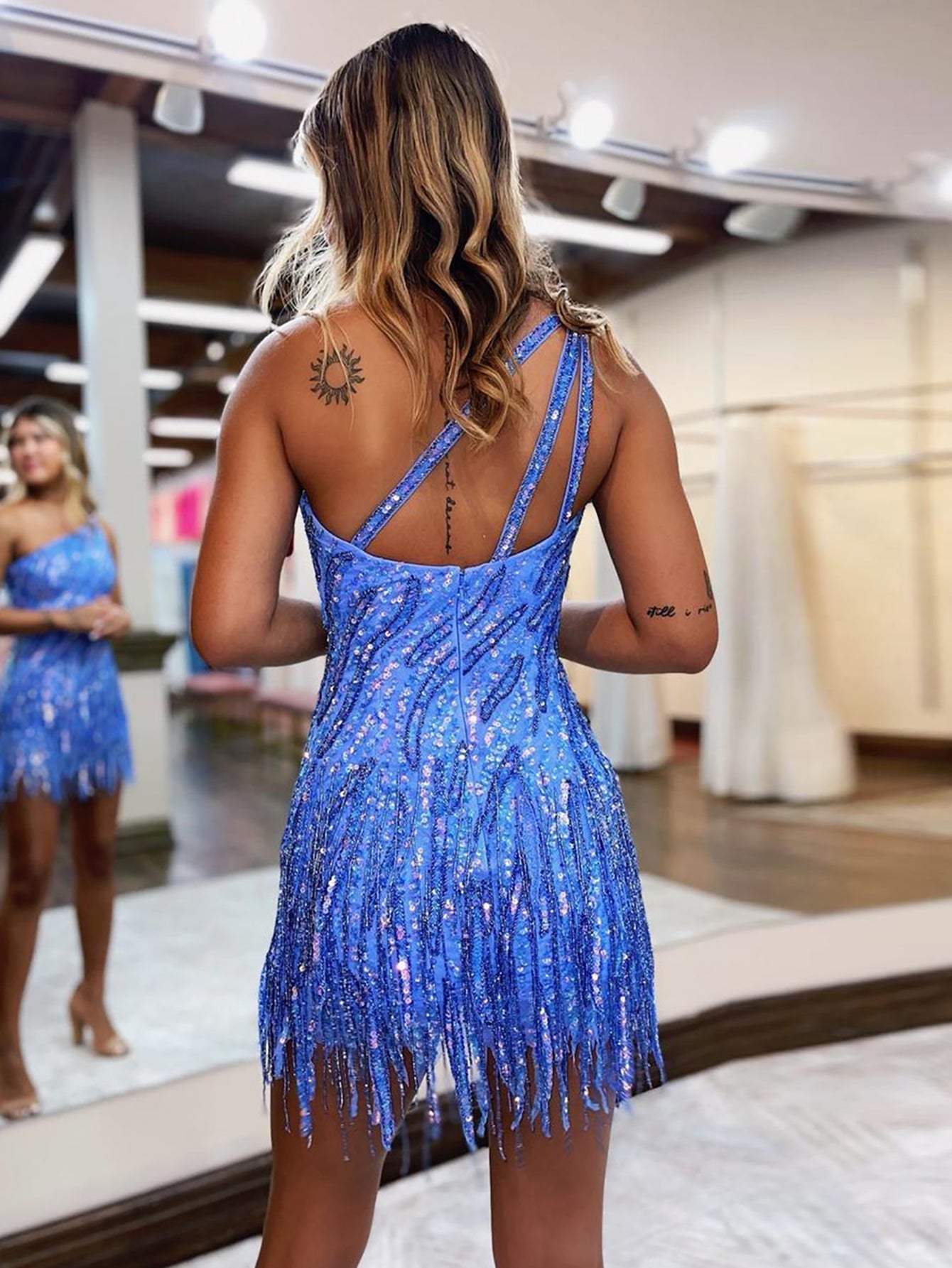 Funkelndes blaues One-Shoulder-Pailletten-Enge-Kurz-Hoco-Kleid mit Fransen