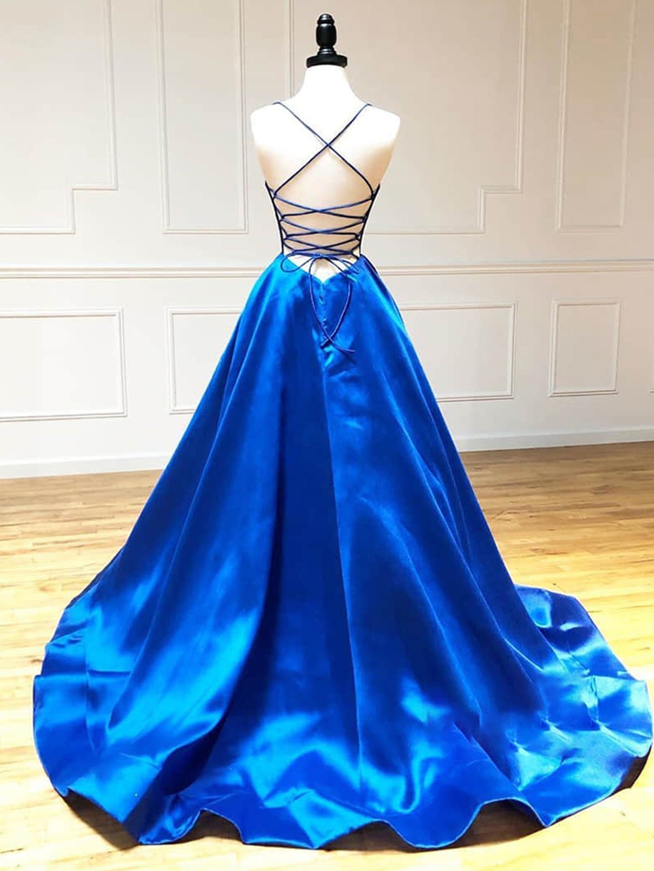 Vestido de fiesta largo de satén con escote en V y corte A
