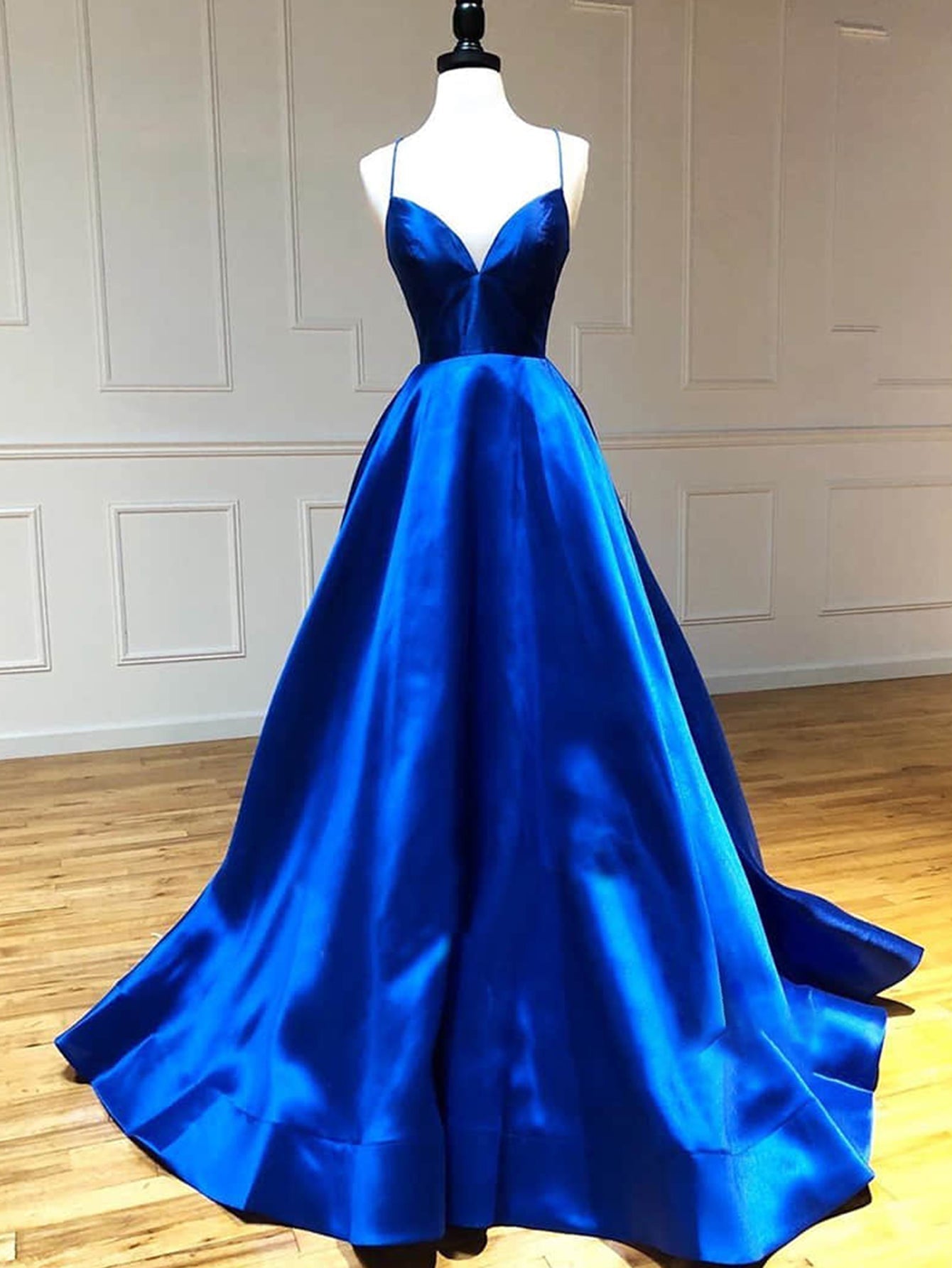 Vestido de fiesta largo de satén con escote en V y corte A