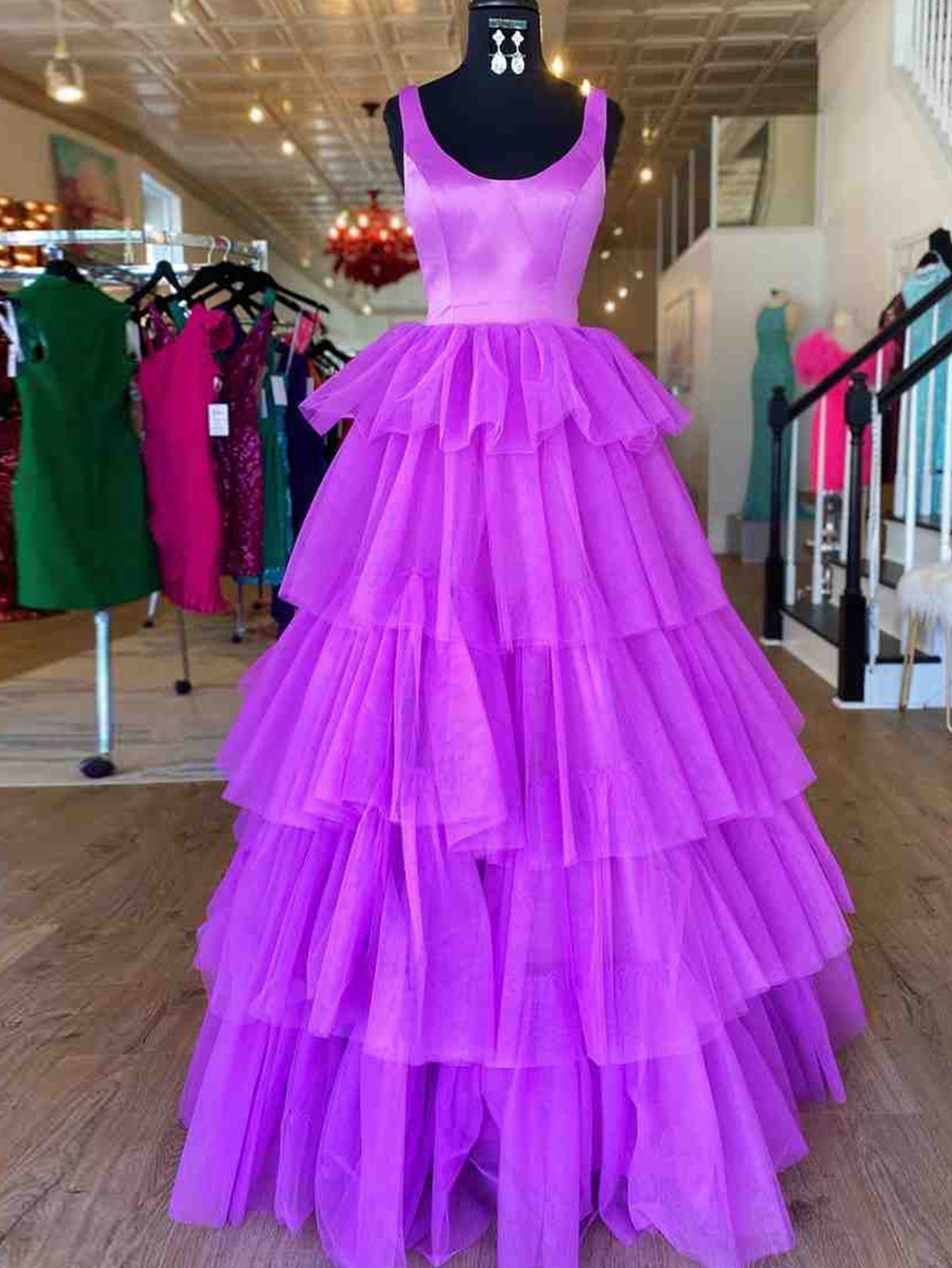 Vestido de fiesta largo de tul morado con volantes y corte A de Roycebridal