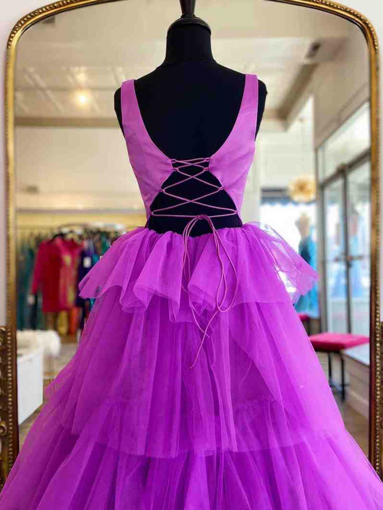 Vestido de fiesta largo de tul morado con volantes y corte A de Roycebridal