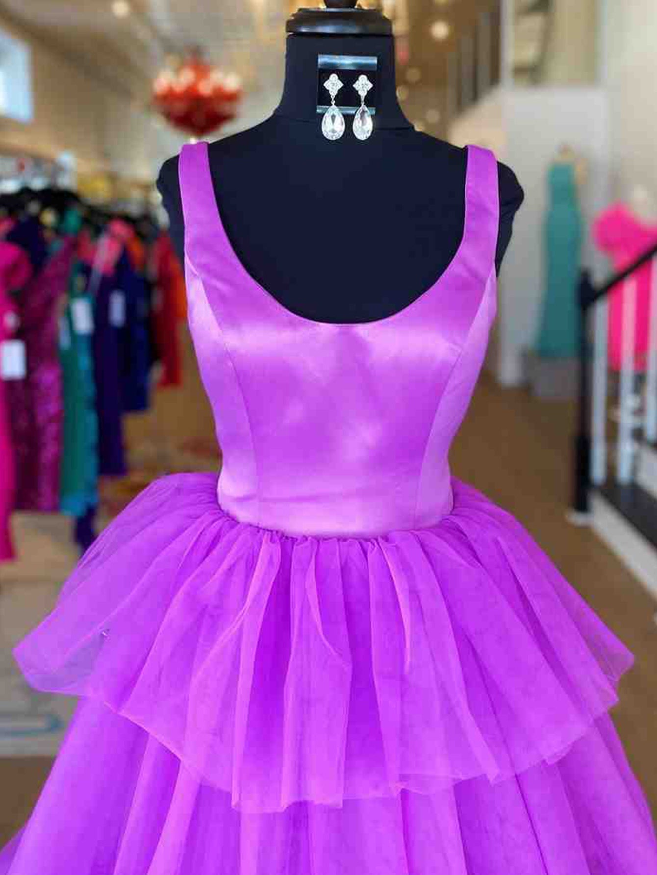 Vestido de fiesta largo de tul morado con volantes y corte A de Roycebridal