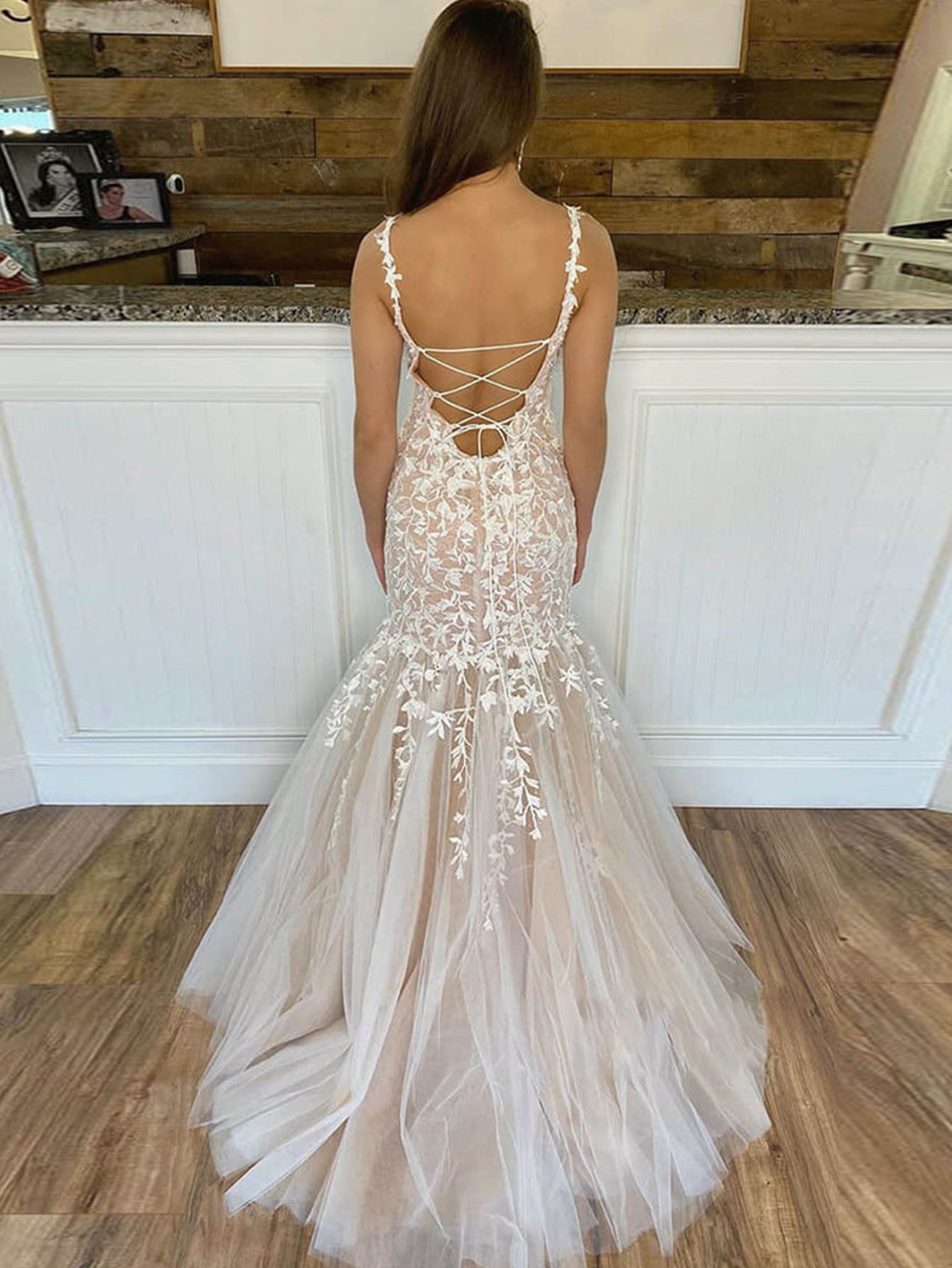 Vestido de fiesta largo de encaje con tirantes albaricoque y corte sirena