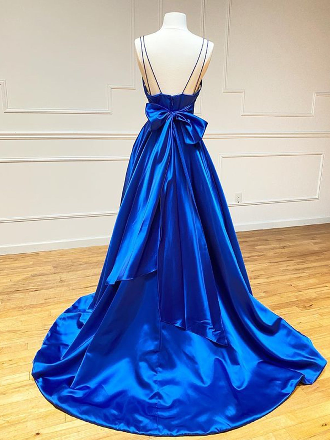 Vestido de fiesta largo de satén con escote en V y pajarita