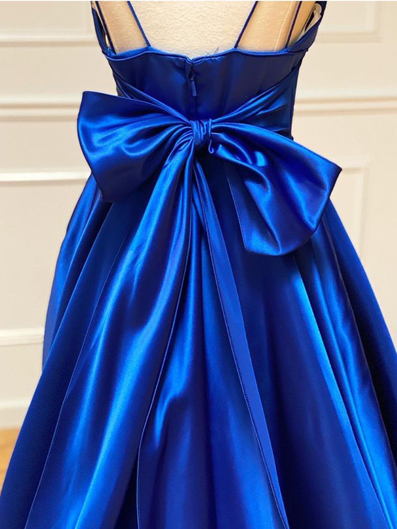 Vestido de fiesta largo de satén con escote en V y pajarita