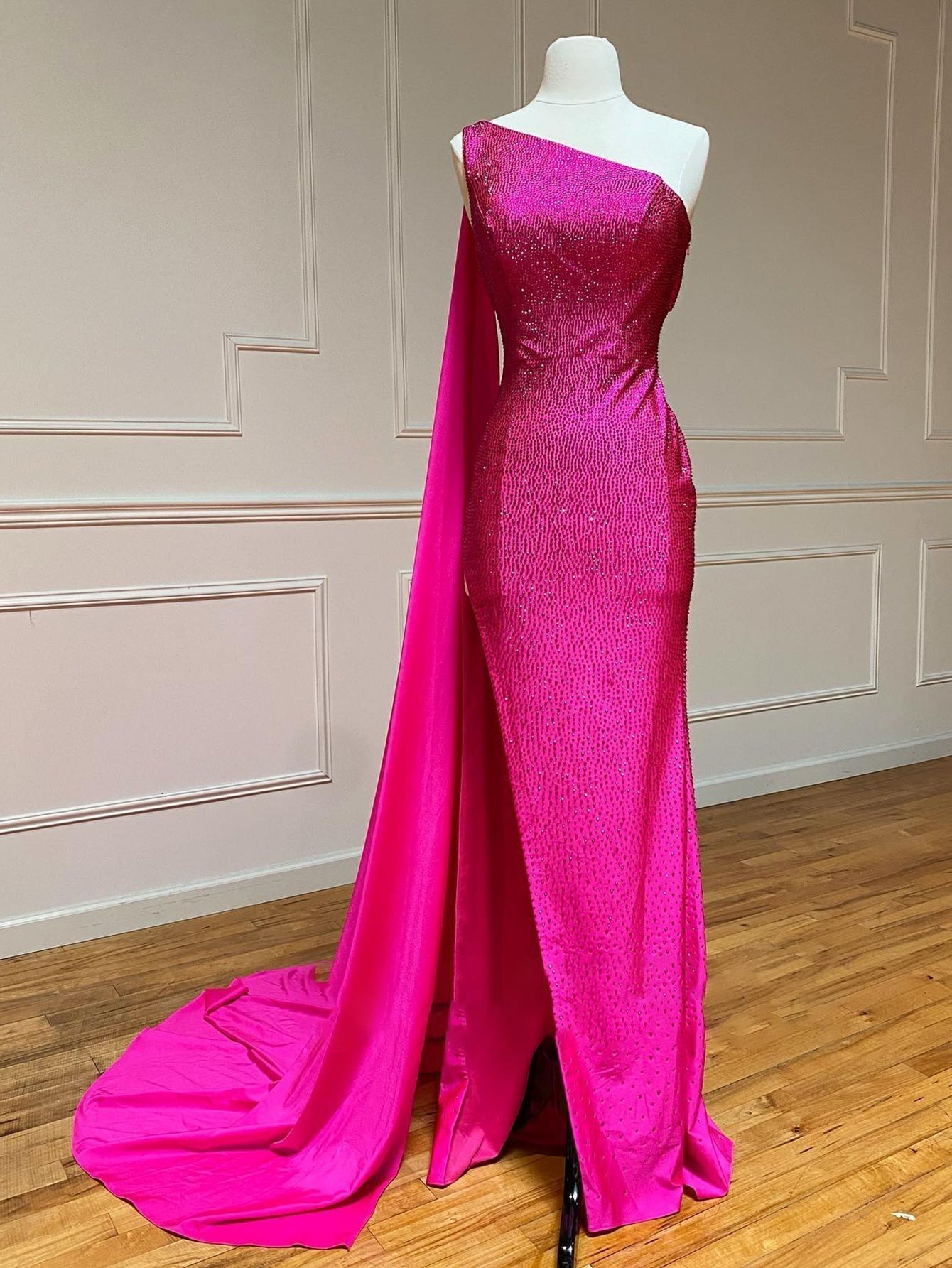 Vestido de fiesta largo rosa sirena con un hombro brillante
