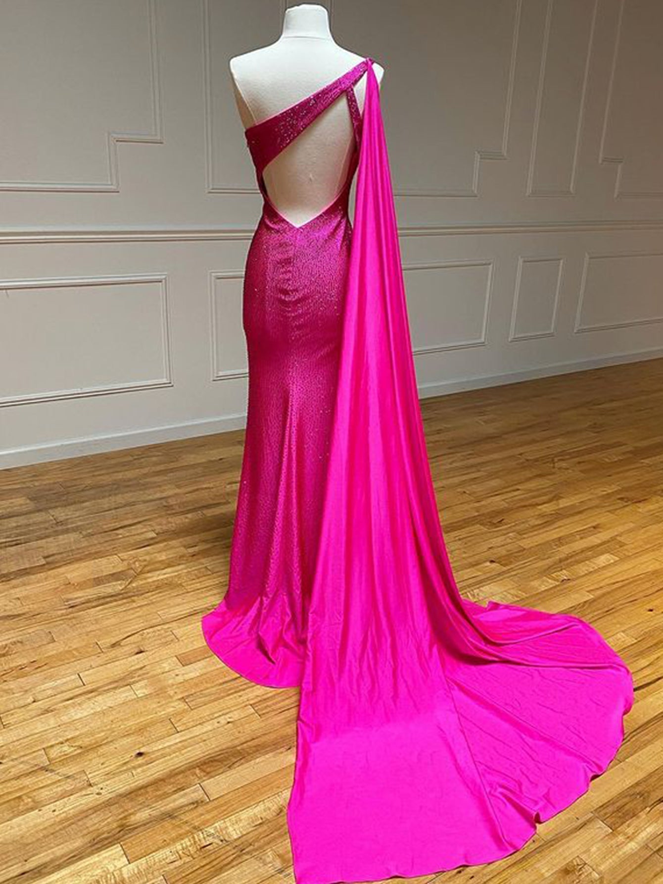 Vestido de fiesta largo rosa sirena con un hombro brillante