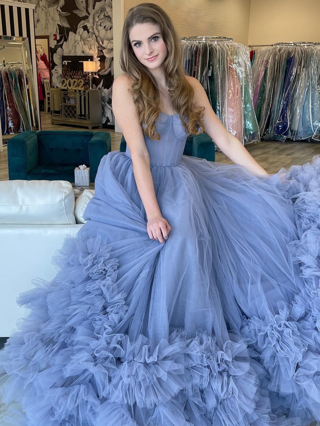 Vestido de fiesta largo azul sin tirantes, corte A y escalonado