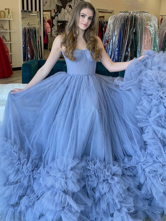 Vestido de fiesta largo azul sin tirantes, corte A y escalonado