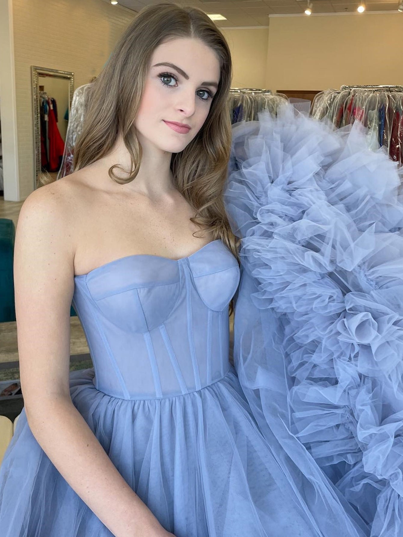 Vestido de fiesta largo azul sin tirantes, corte A y escalonado