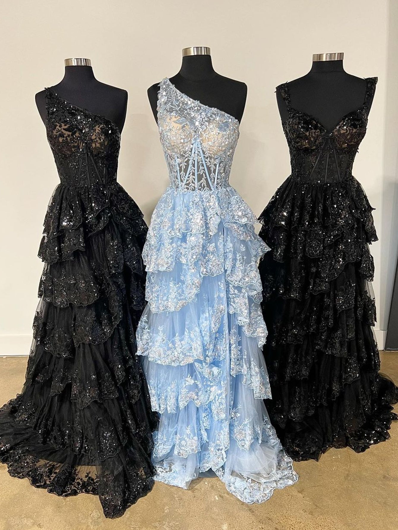 Vestido de fiesta largo de encaje escalonado con un solo hombro