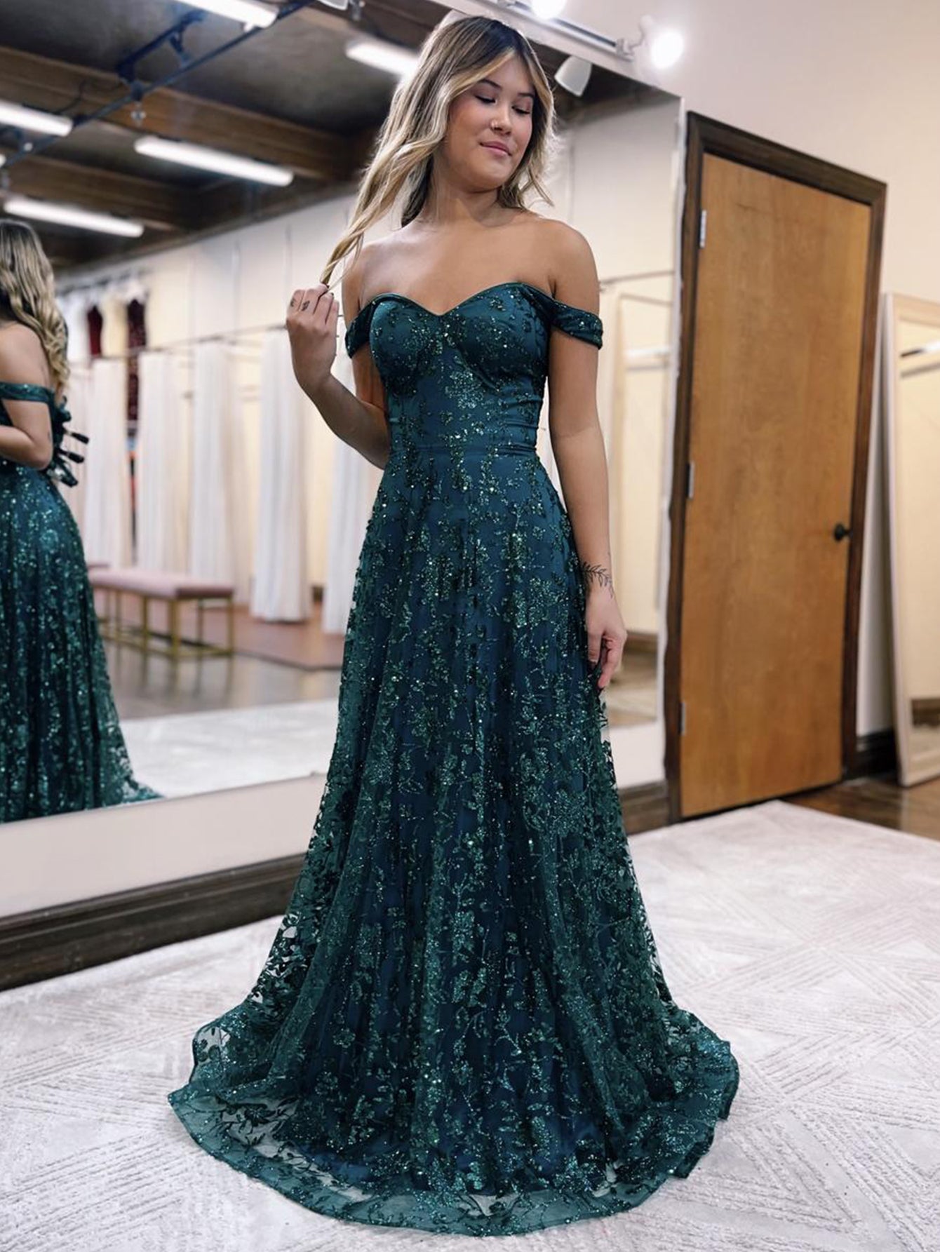 Vestido de fiesta largo verde oscuro con hombros descubiertos y corte sirena con purpurina