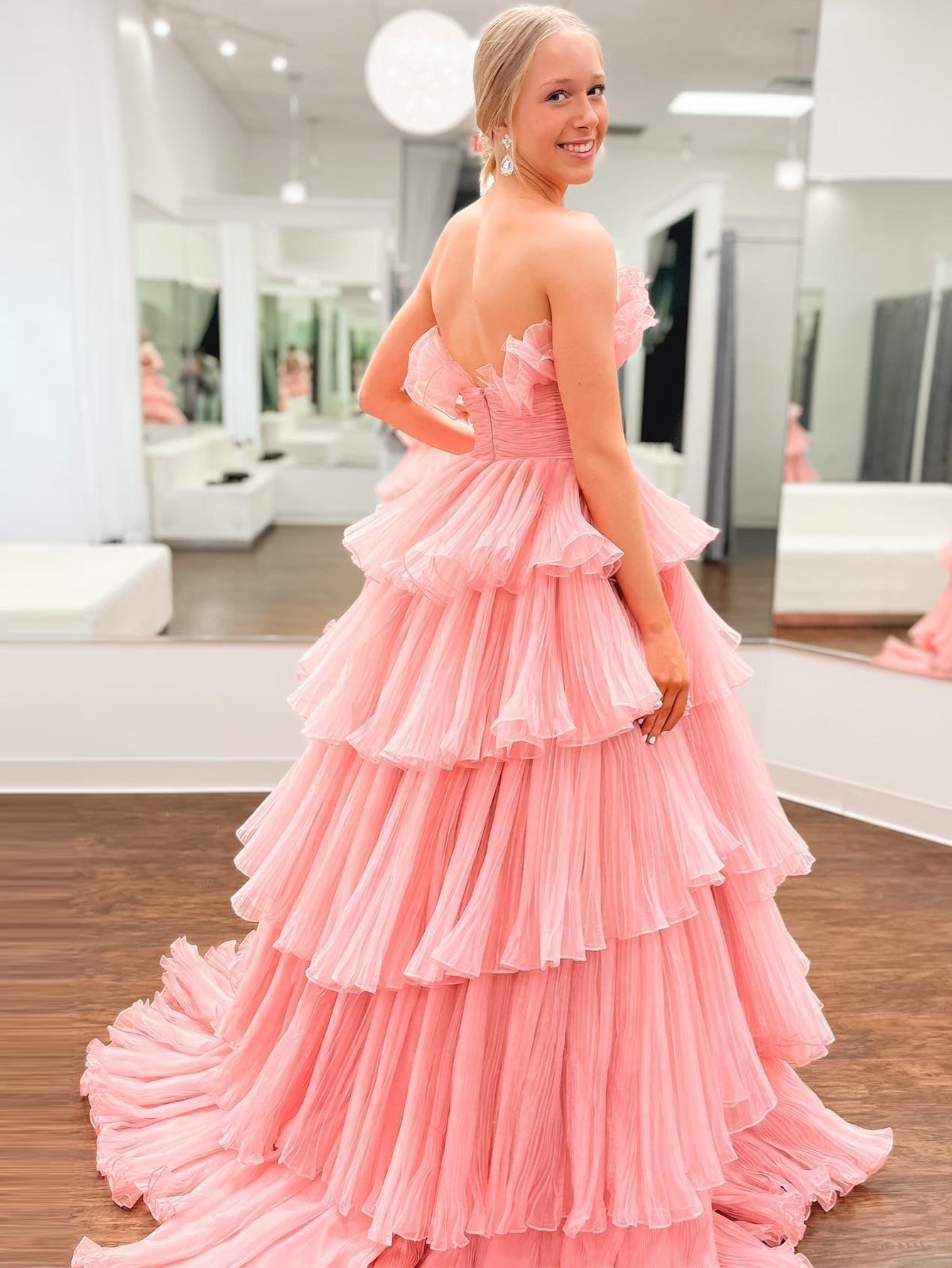 Vestido de fiesta de tul arrugado con capas y corte en A sin tirantes