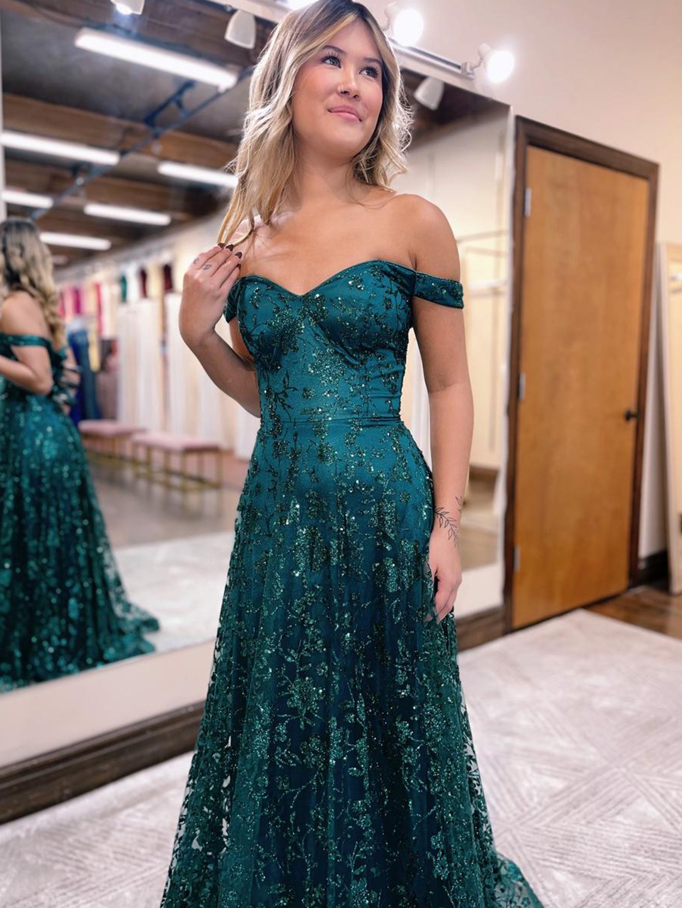 Vestido de fiesta largo verde oscuro con hombros descubiertos y corte sirena con purpurina