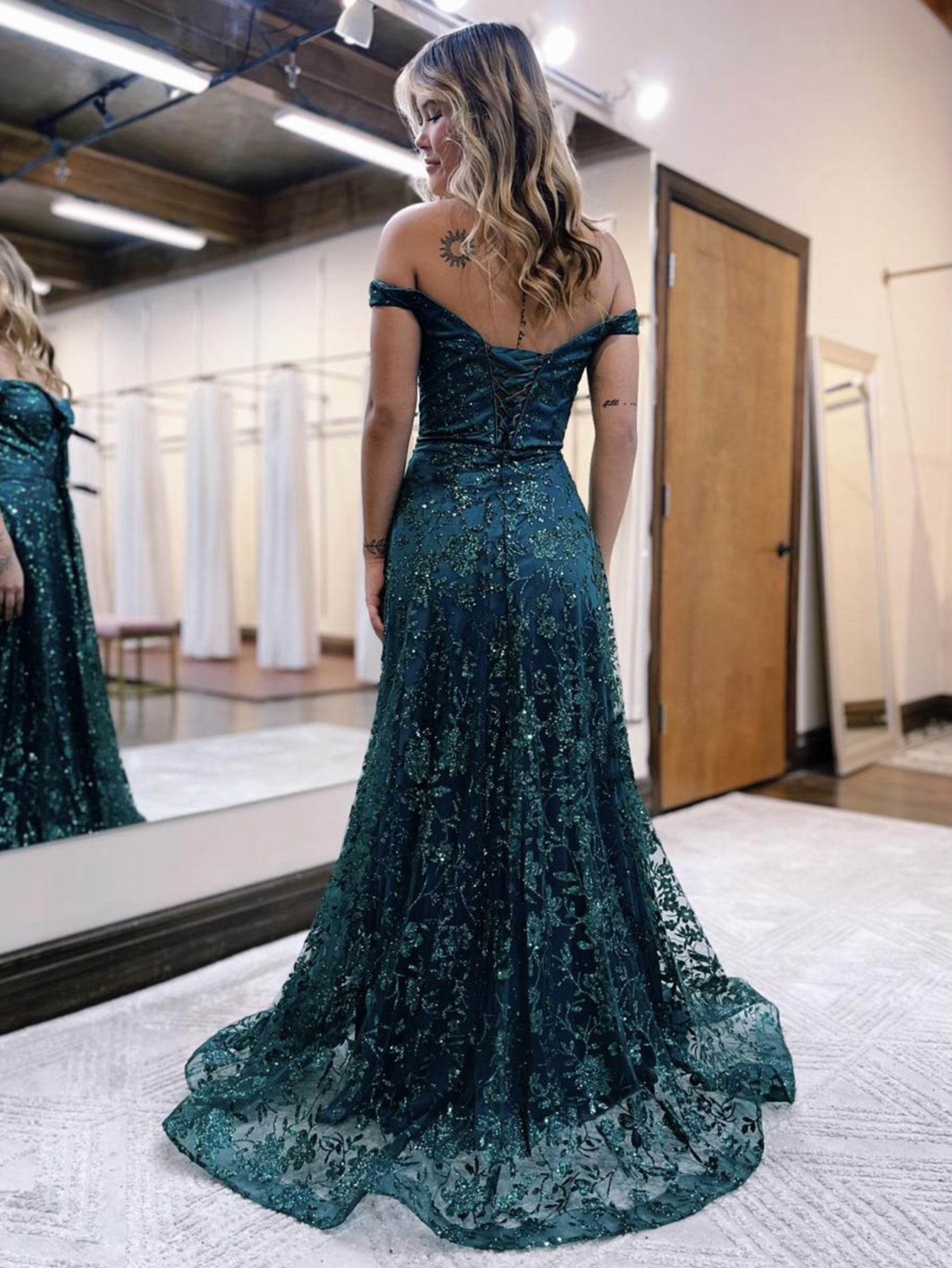 Vestido de fiesta largo verde oscuro con hombros descubiertos y corte sirena con purpurina