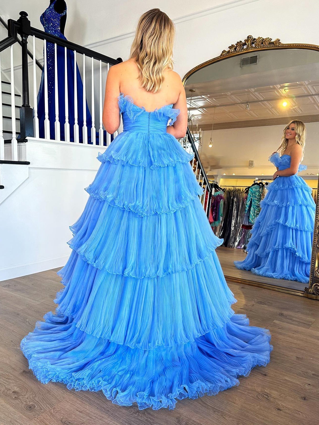 Vestido de fiesta de tul arrugado con capas y corte en A sin tirantes