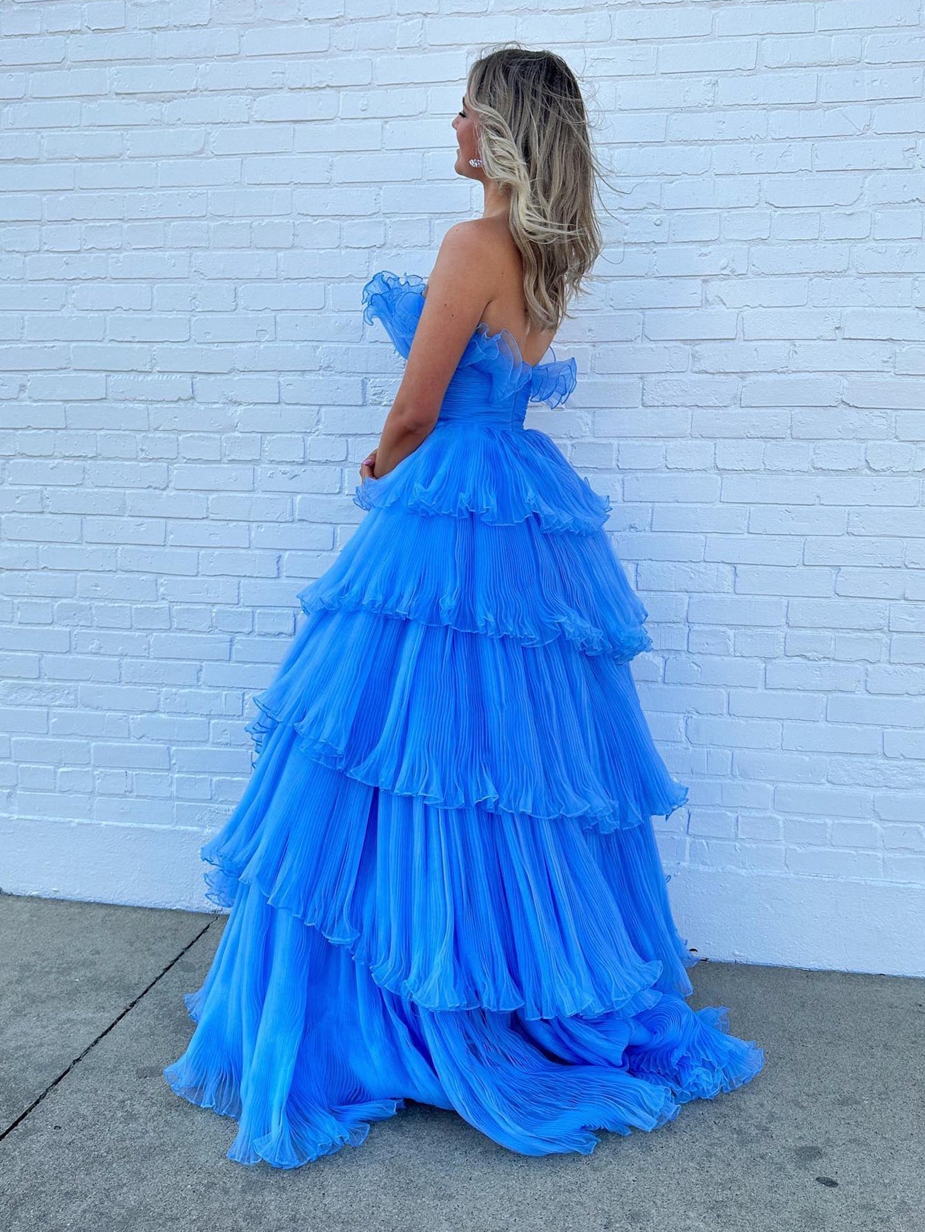 Vestido de fiesta de tul arrugado con capas y corte en A sin tirantes