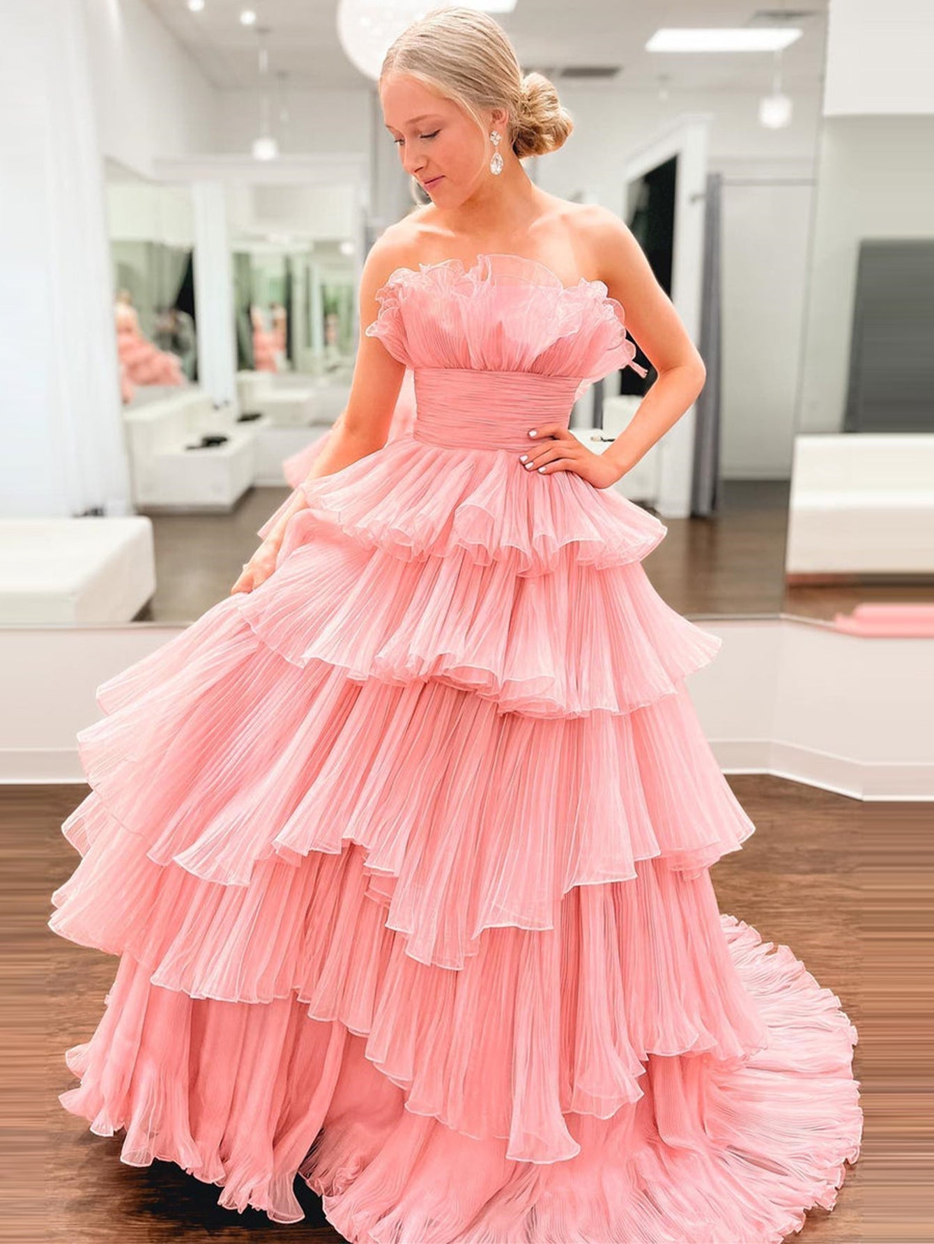 Vestido de fiesta de tul arrugado con capas y corte en A sin tirantes
