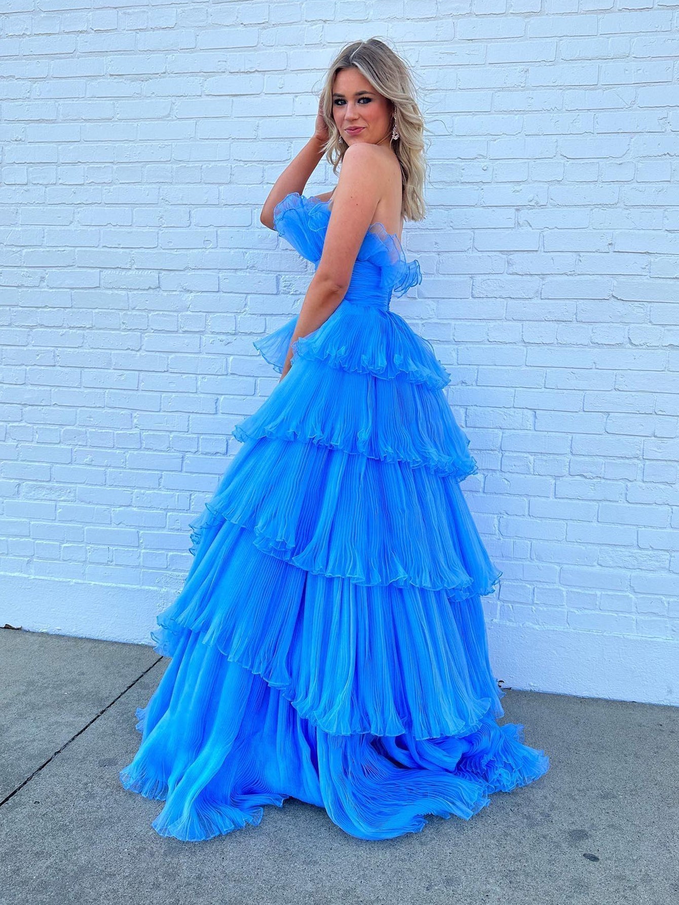 Vestido de fiesta de tul arrugado con capas y corte en A sin tirantes