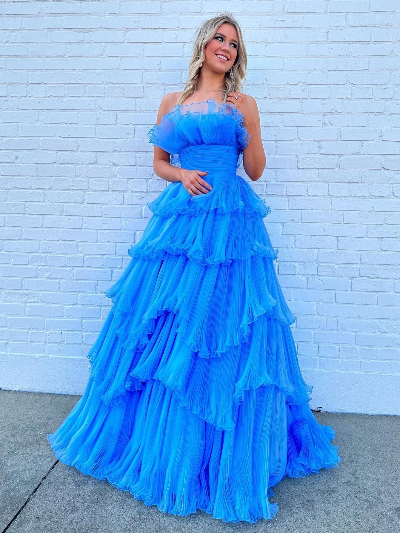 Vestido de fiesta de tul arrugado con capas y corte en A sin tirantes