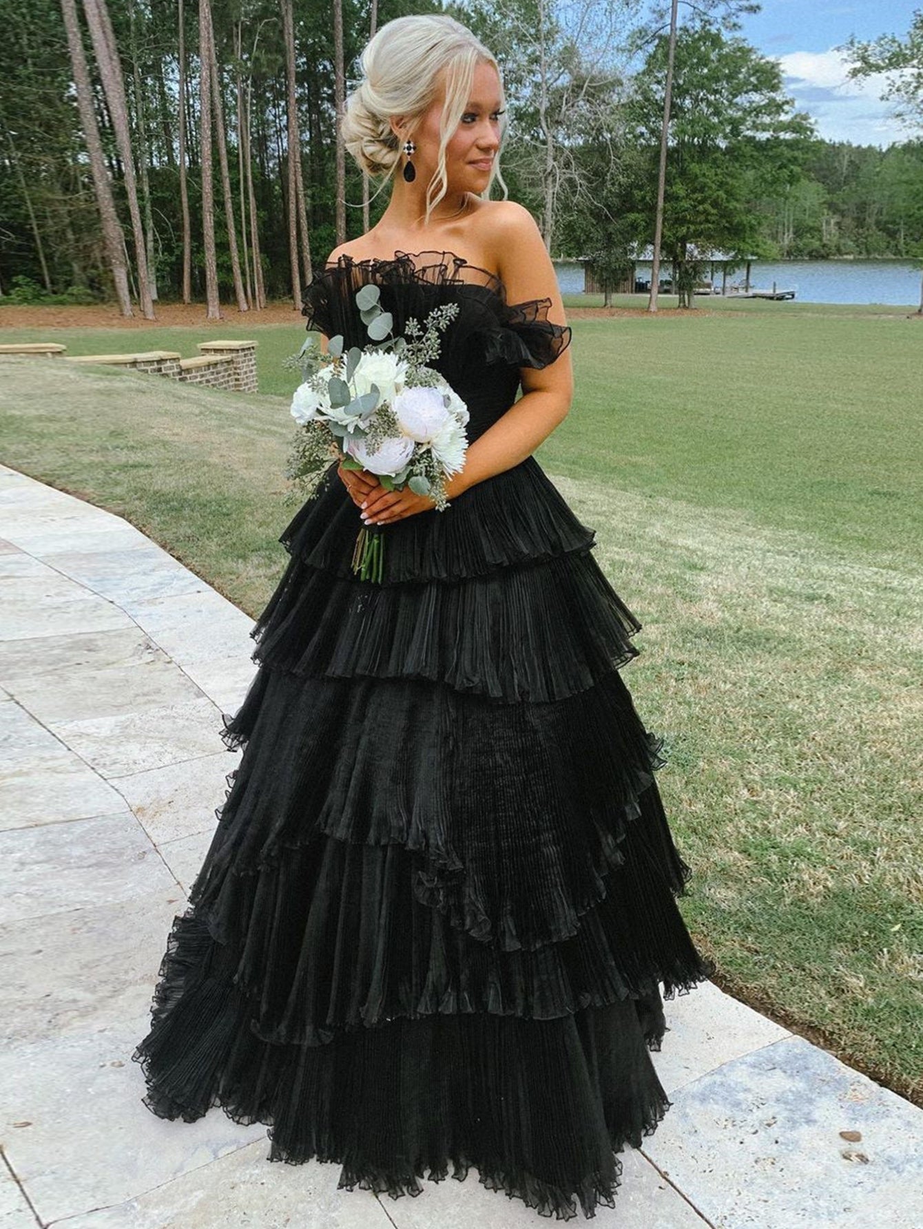 Vestido de fiesta de tul arrugado con capas y corte en A sin tirantes