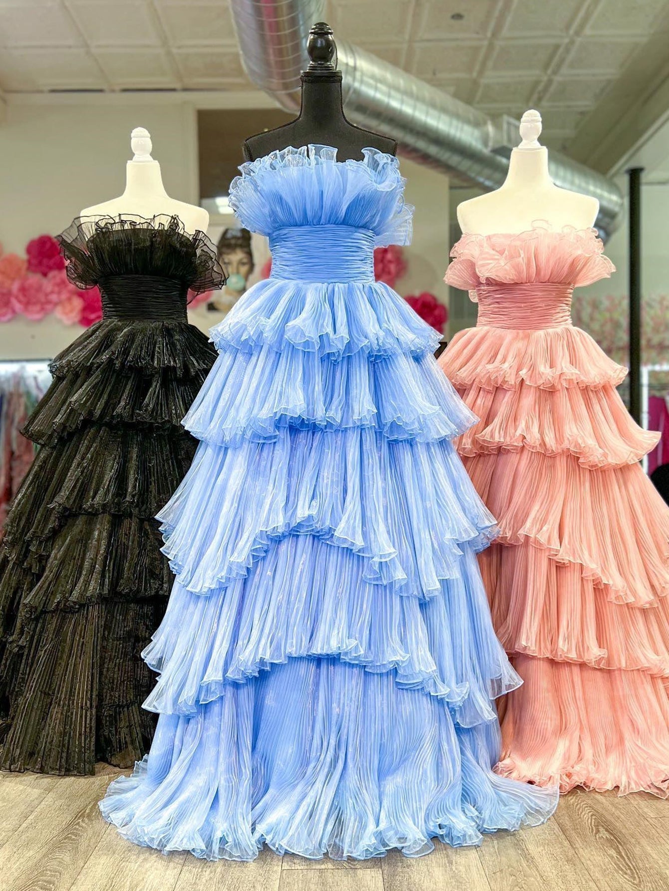 Vestido de fiesta de tul arrugado con capas y corte en A sin tirantes