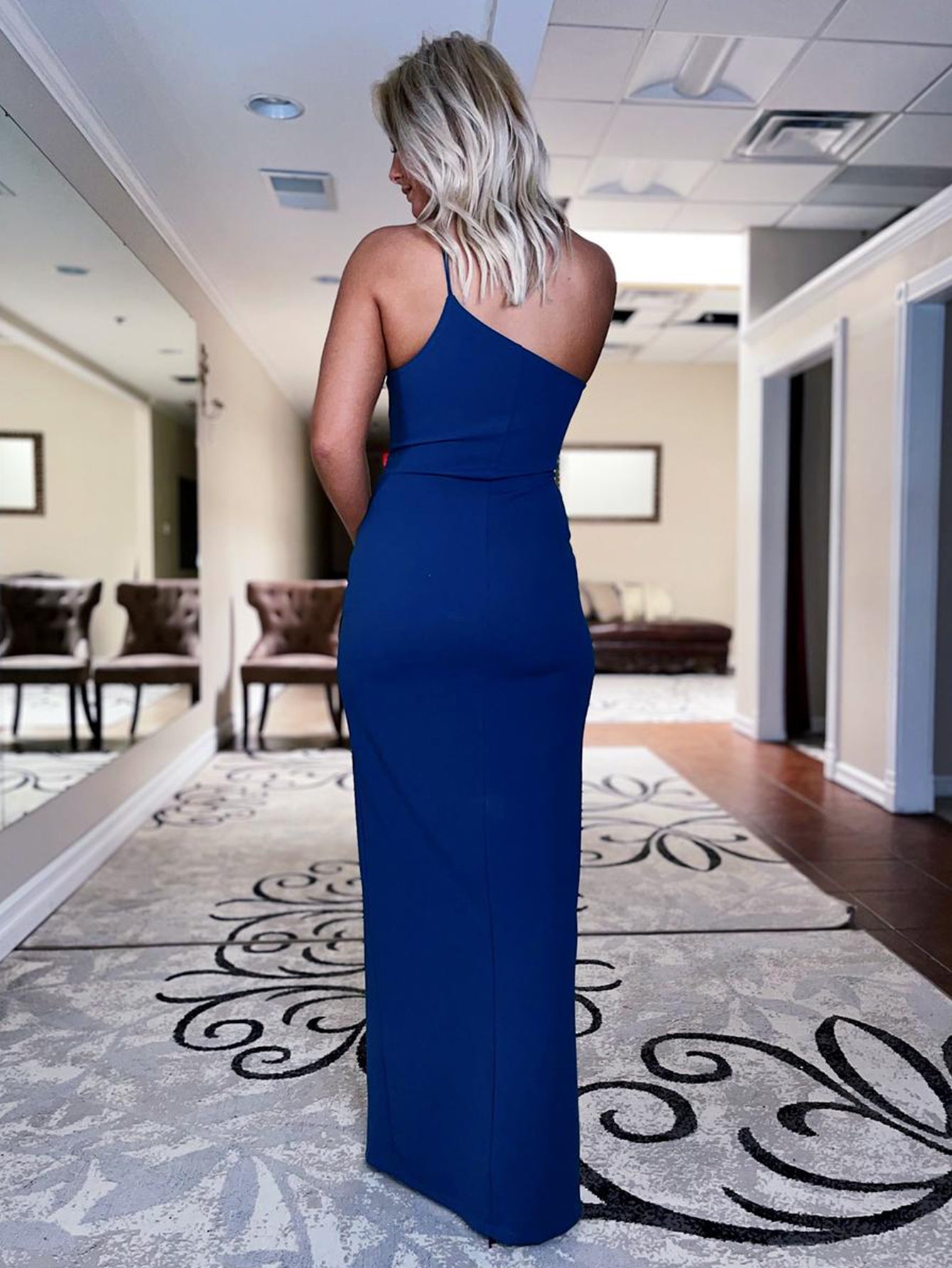 Vestido de fiesta largo azul rey de un solo hombro con abertura y espalda descubierta