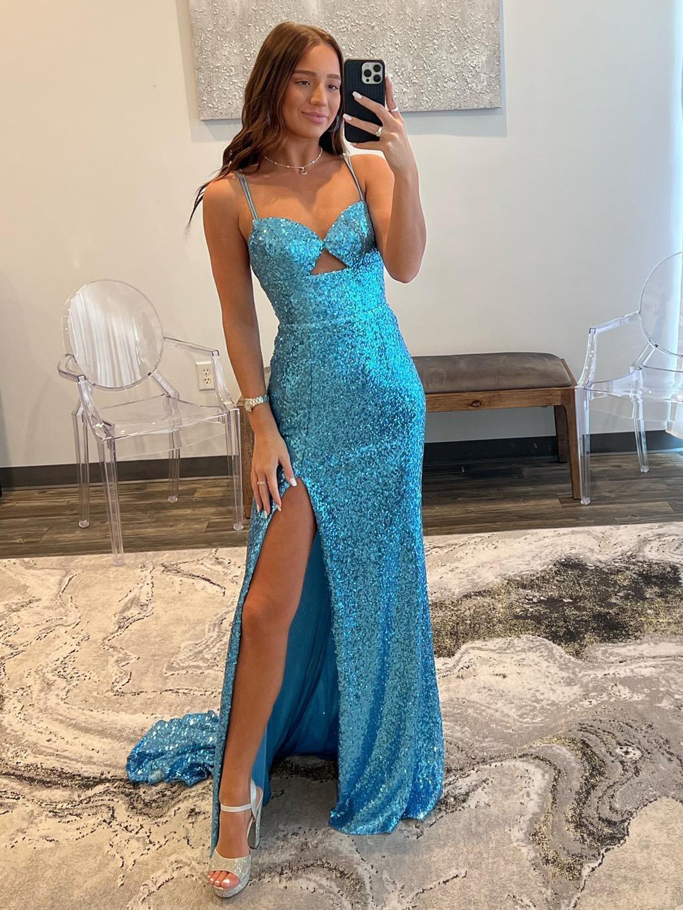 Vestido de fiesta largo azul con escote en V y abertura