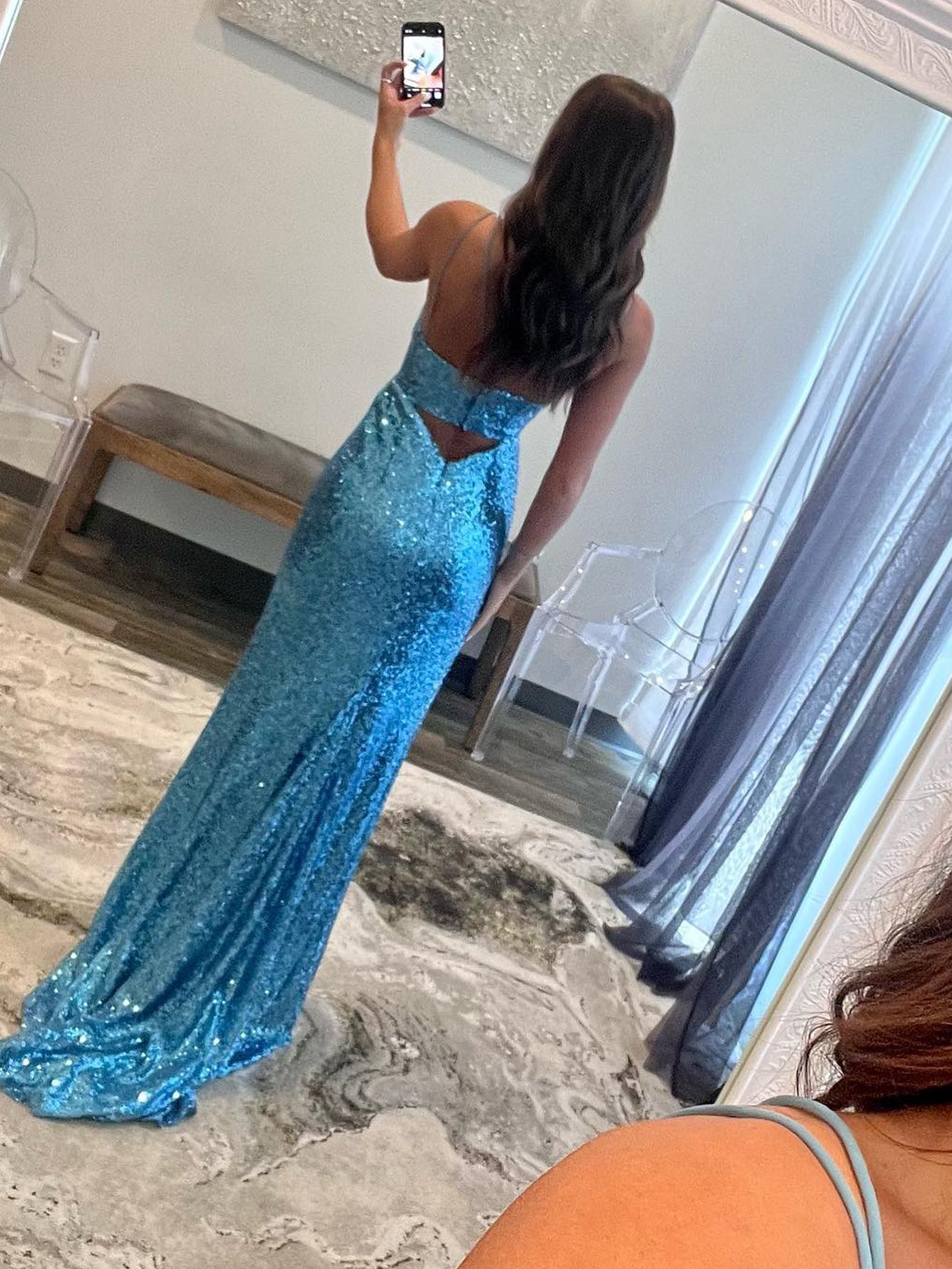 Vestido de fiesta largo azul con escote en V y abertura