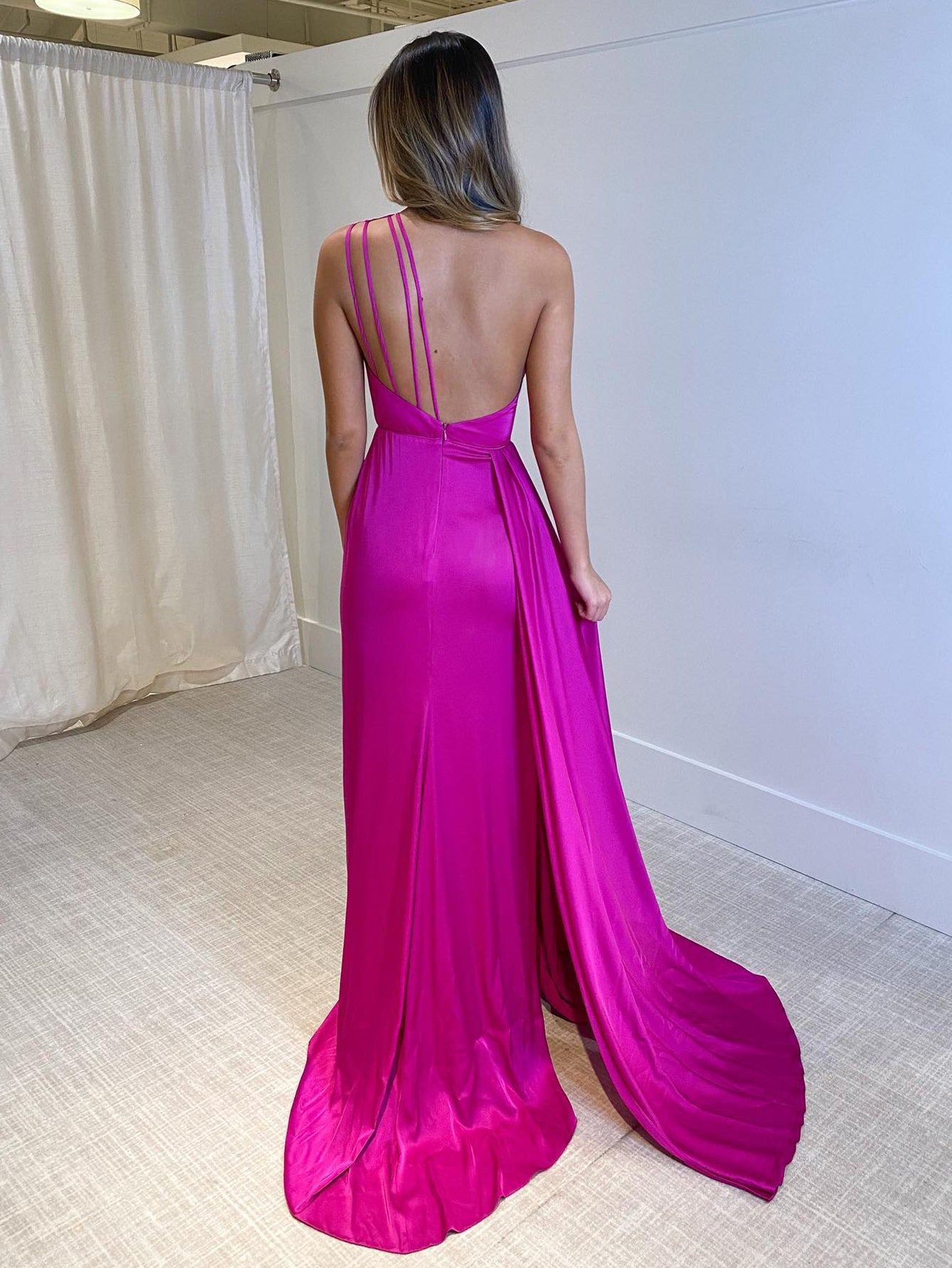 Vestido de fiesta largo fucsia de un solo hombro con corte sirena