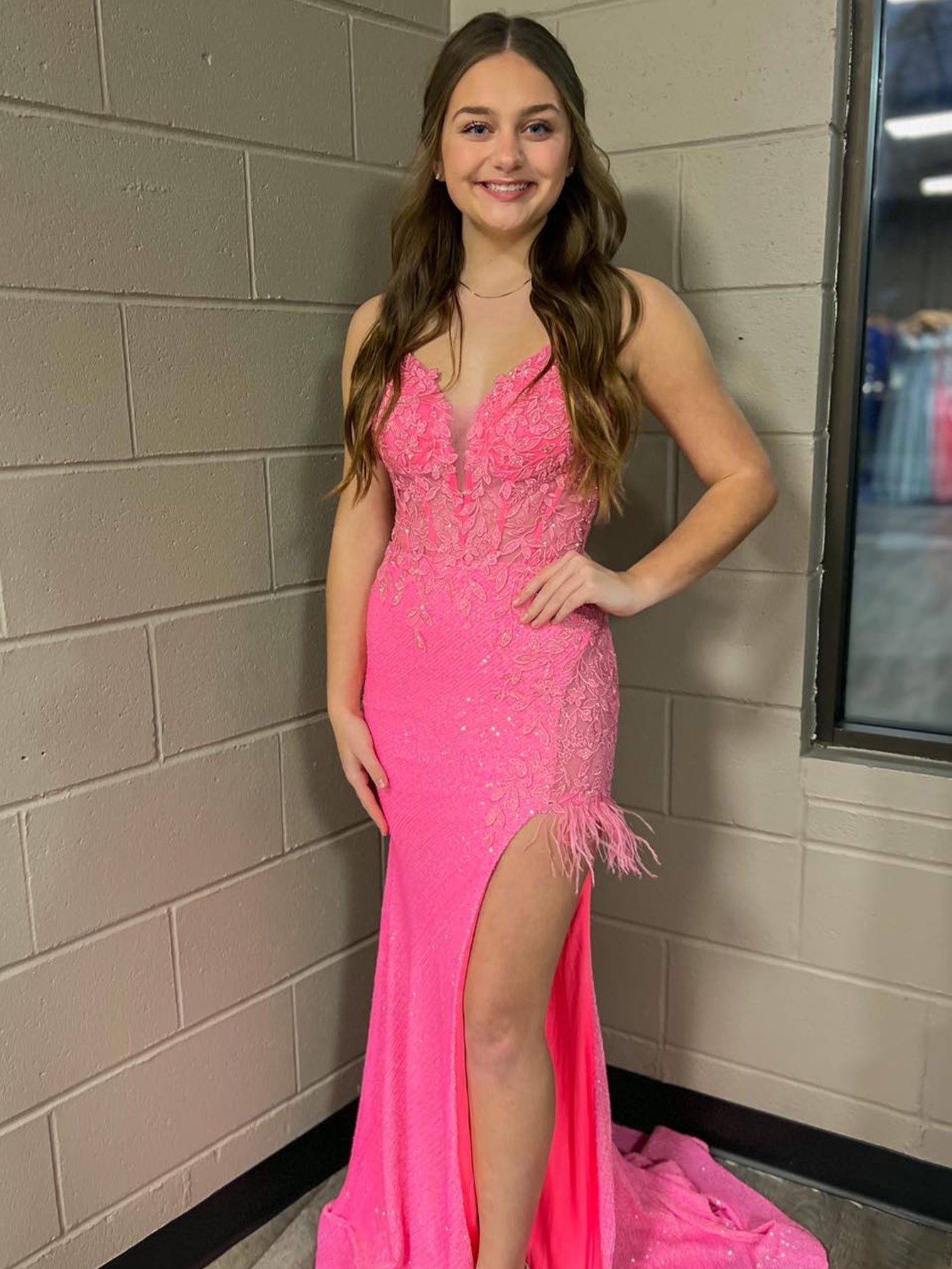 Vestido de fiesta largo ajustado con escote en V y espalda descubierta de sirena con abertura