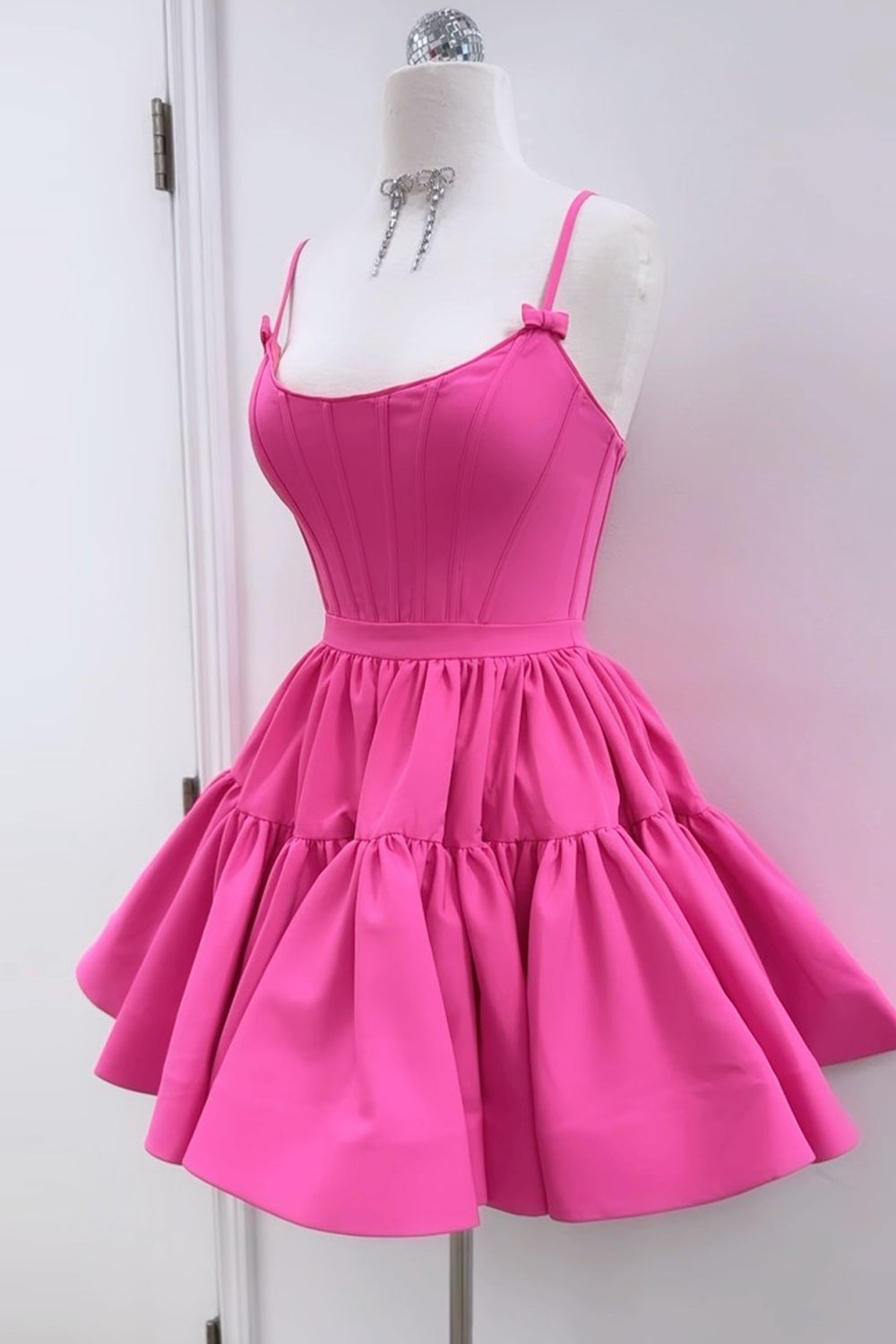 Vestido de fiesta con cordones y volantes en forma de A