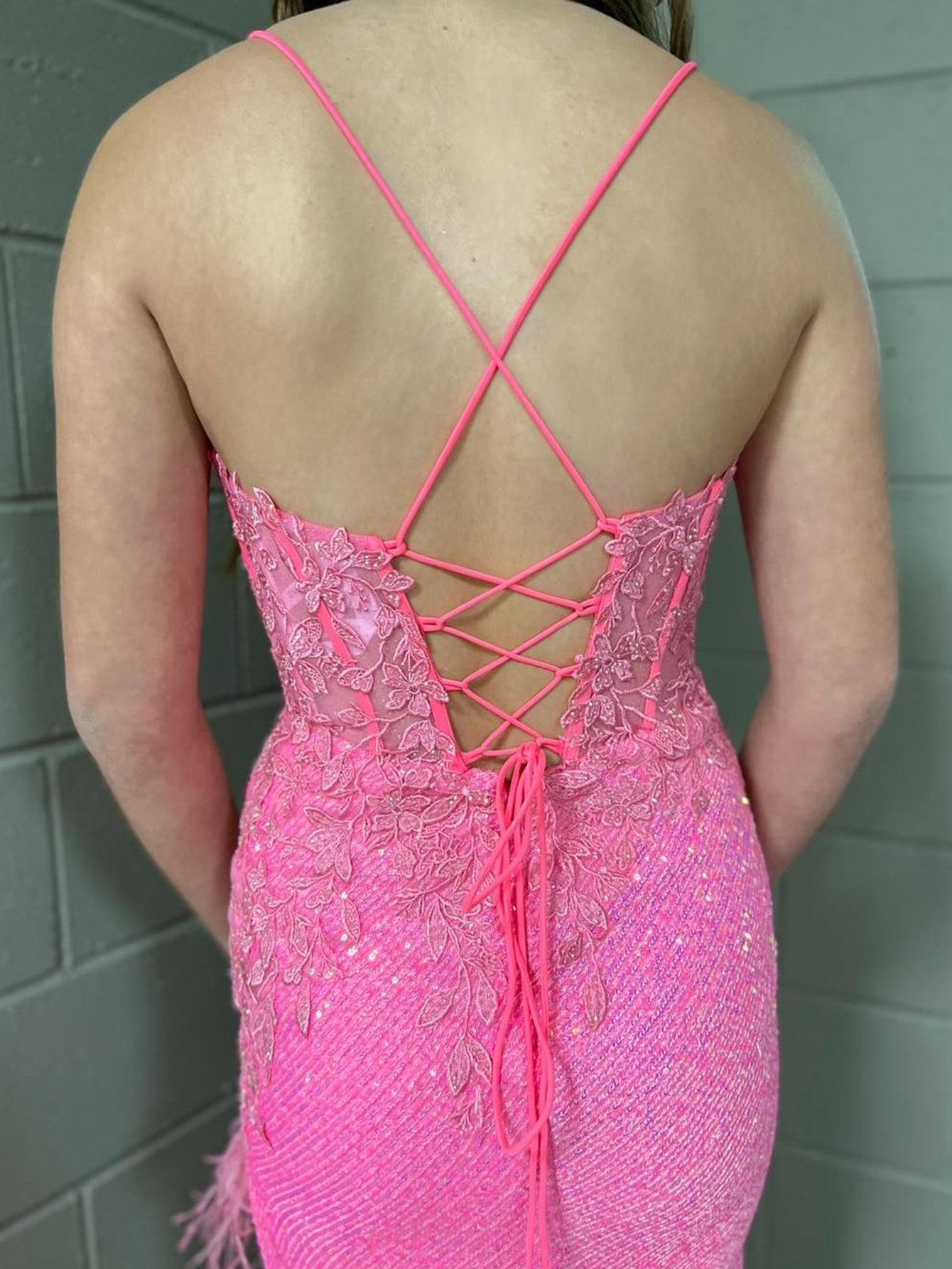 Vestido de fiesta largo ajustado con escote en V y espalda descubierta de sirena con abertura