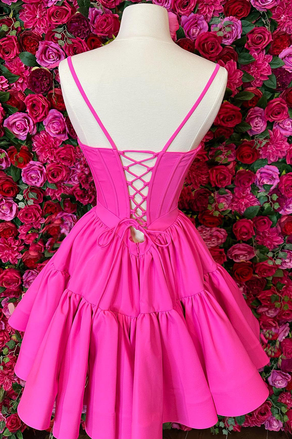 Vestido de fiesta con cordones y volantes en forma de A