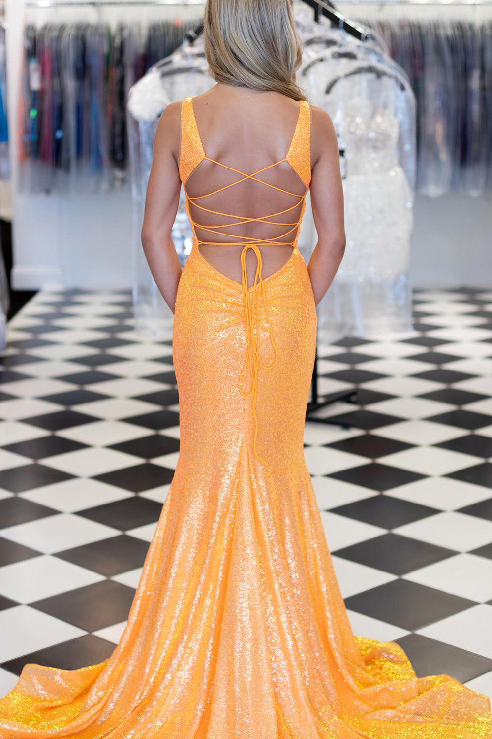 Vestido de fiesta de sirena con lentejuelas y espalda con cordones