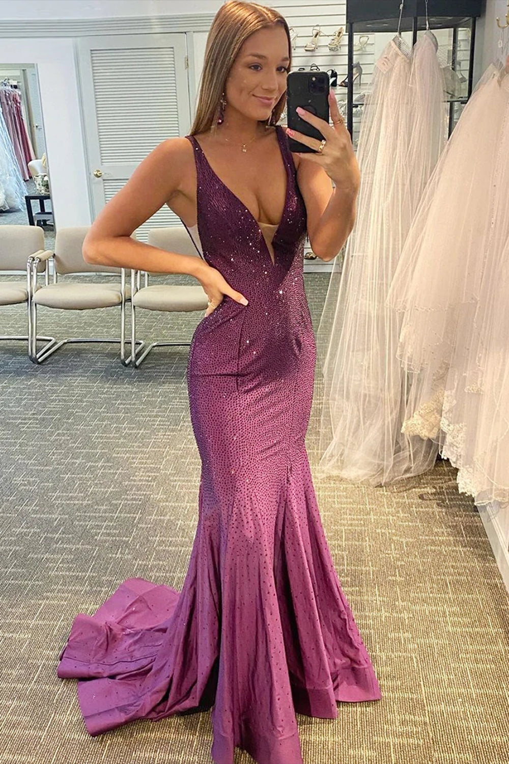 Vestido de fiesta de sirena con escote en V y cuentas