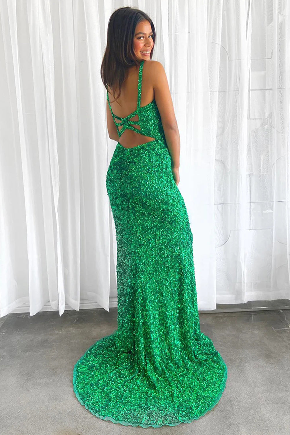 Vestido de fiesta largo con lentejuelas y corte sirena verde brillante de Roycebridal