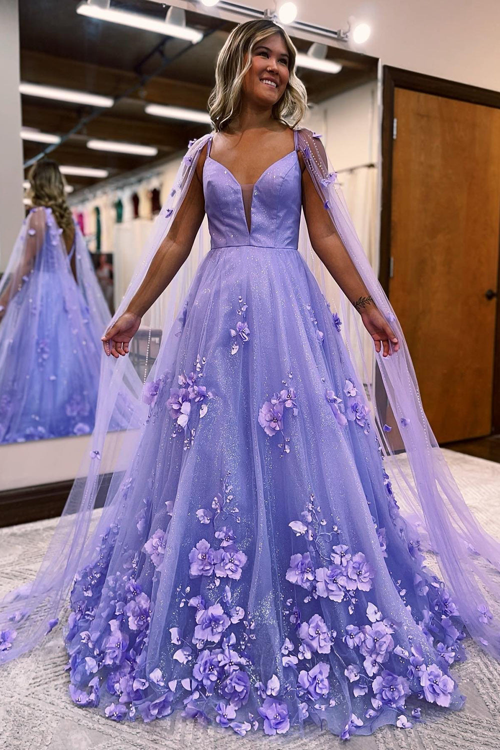 A-Linien-Ballkleid aus floraler Spitze mit Cape-Ärmeln