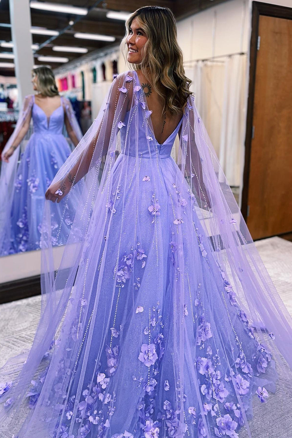 A-Linien-Ballkleid aus floraler Spitze mit Cape-Ärmeln