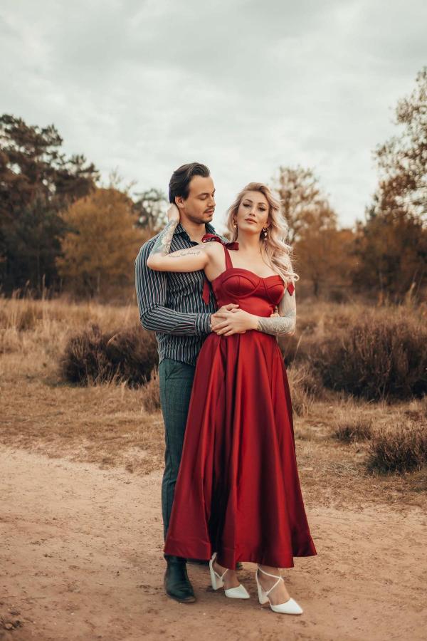 Vestido de fiesta burdeos con tirantes y escote corazón en línea