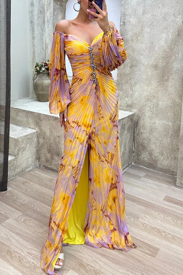 Sunset Serenade – Schulterfreies Maxikleid mit Plissee-Ausschnitt, Rautenverzierung und Schlitz