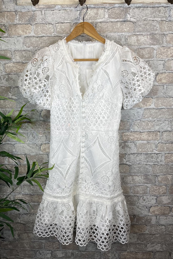Sweet Valor – Minikleid mit Häkelspitze und Puffärmeln und Knopfleiste