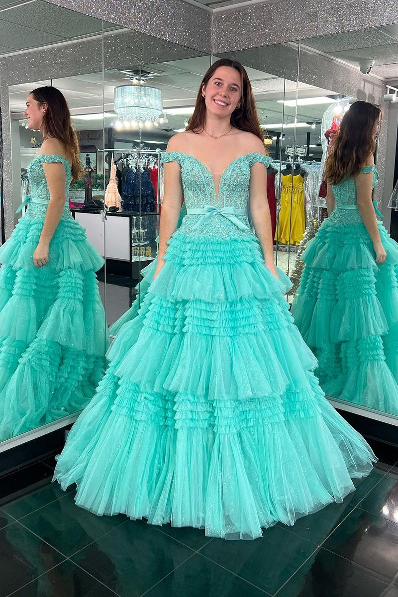 Vestido de fiesta largo rosa claro con volantes y corte princesa en A y hombros descubiertos de Roycebridal