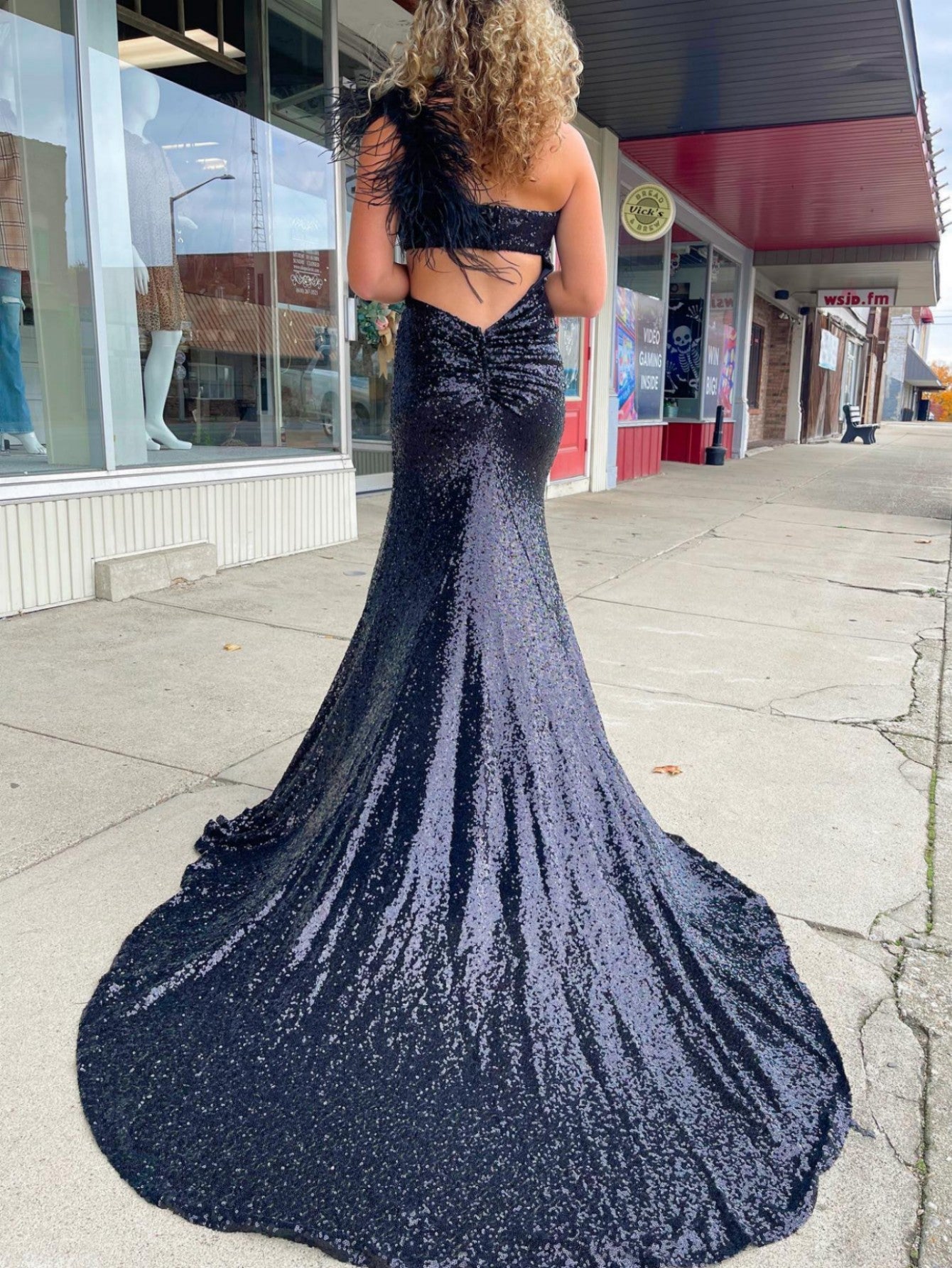 Vestido de fiesta de sirena negro único y brillante con un solo hombro