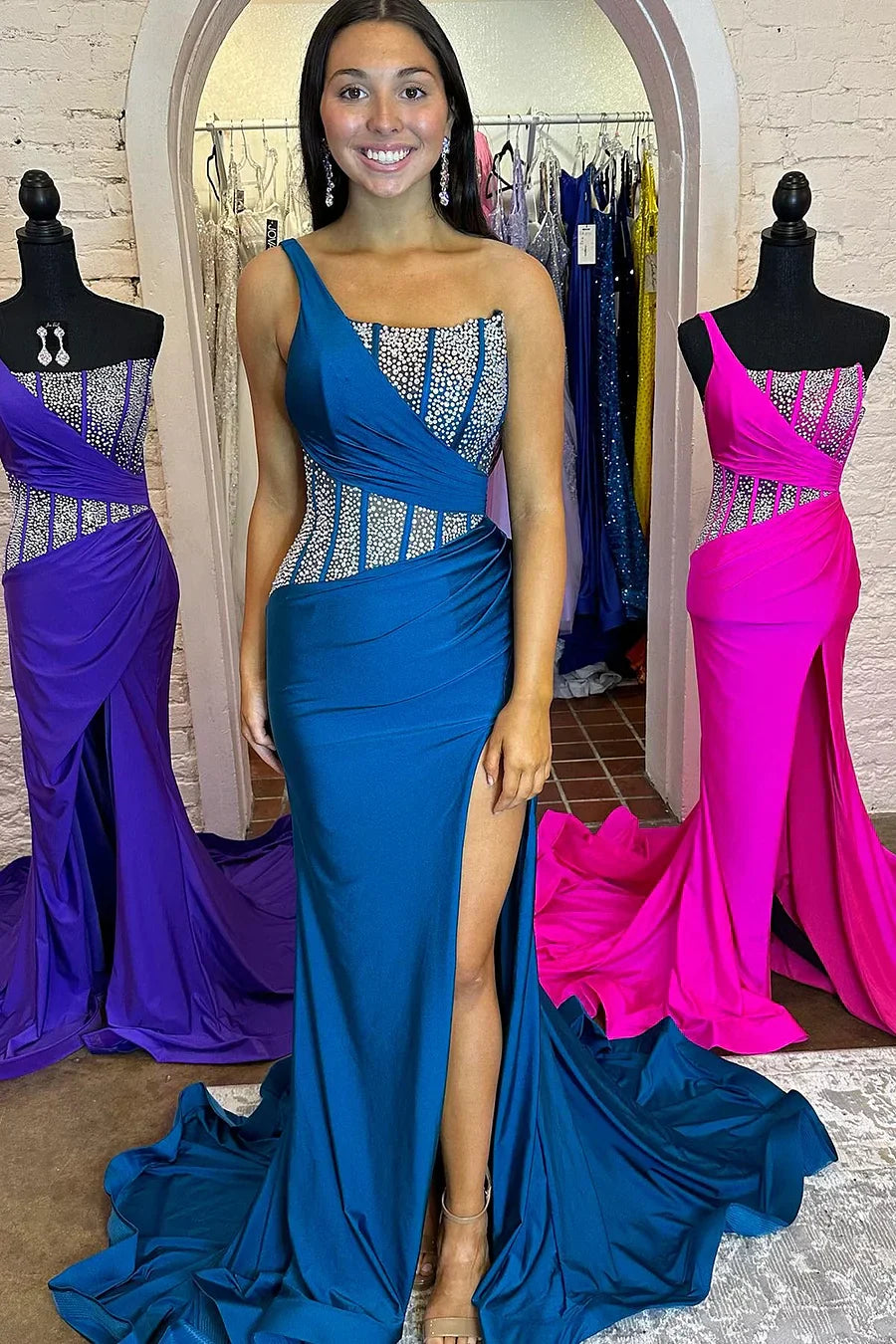 Vestidos de fiesta largos de sirena azul con un solo hombro y cuentas