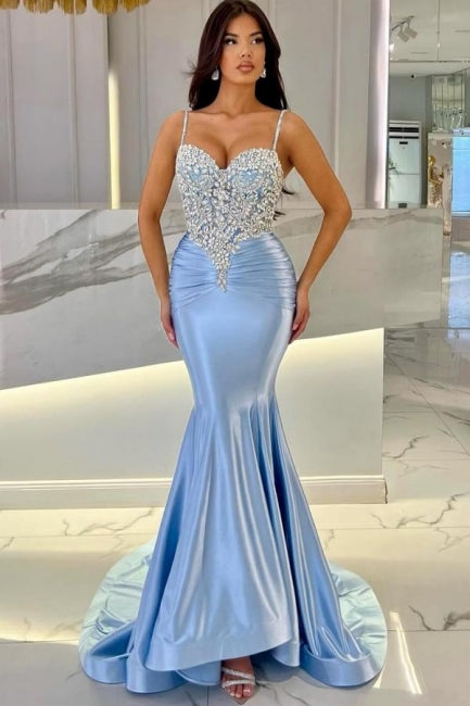 Atractivo vestido de fiesta de encaje con tirantes finos y cola de sirena larga