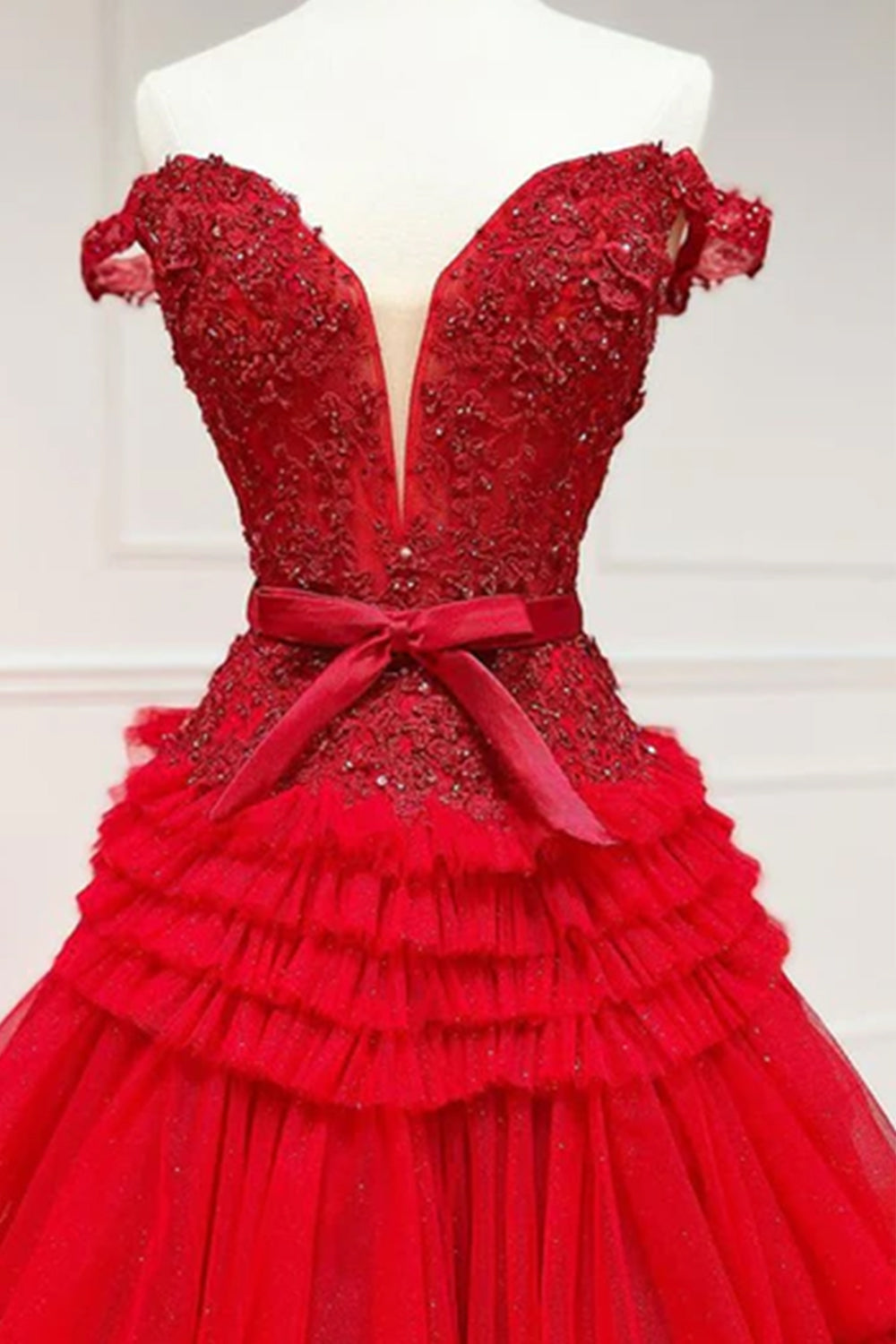 Vestido de fiesta largo rosa claro con volantes y corte princesa en A y hombros descubiertos de Roycebridal