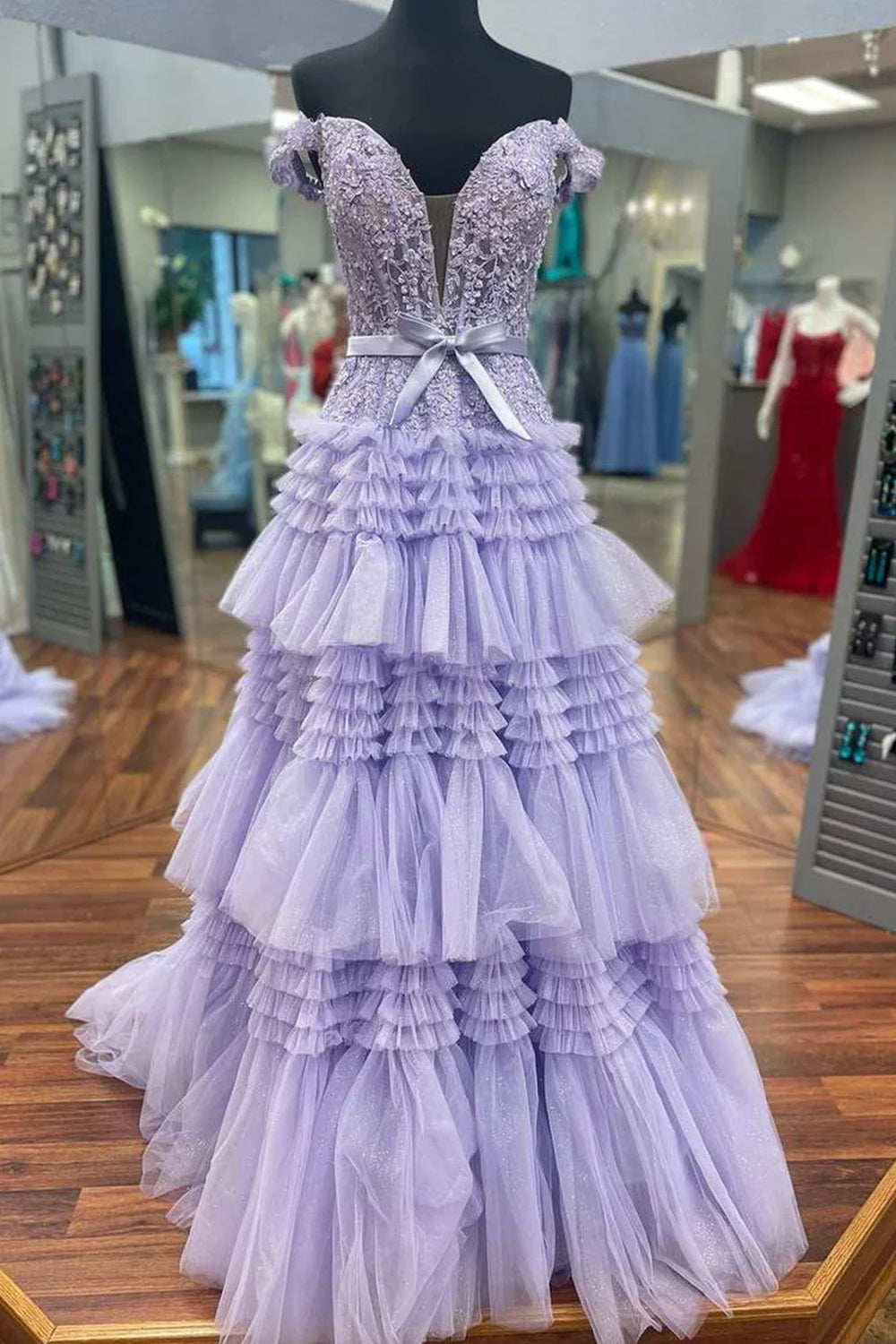 Vestido de fiesta largo rosa claro con volantes y corte princesa en A y hombros descubiertos de Roycebridal