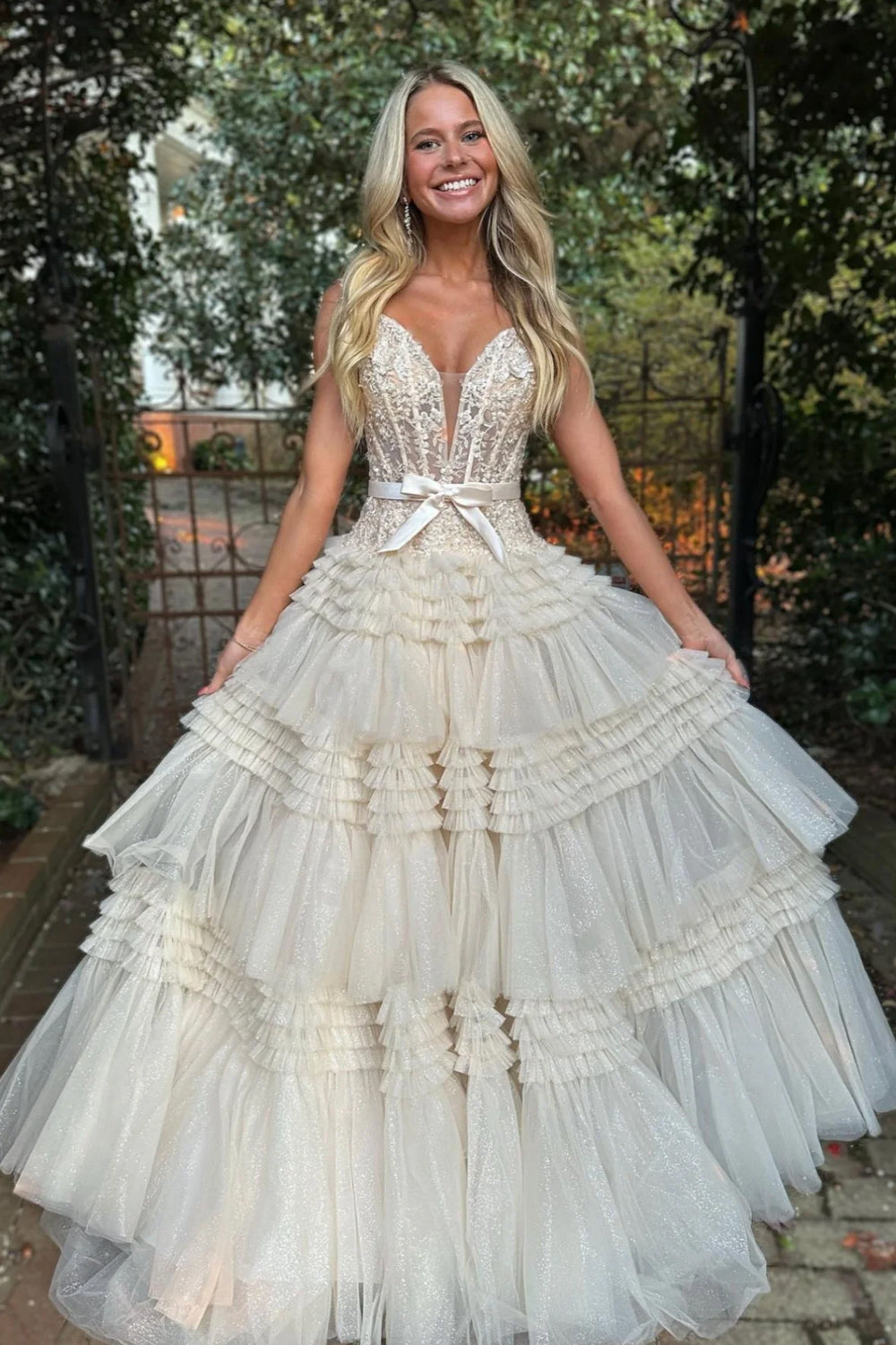 Vestido de fiesta largo rosa claro con volantes y corte princesa en A y hombros descubiertos de Roycebridal