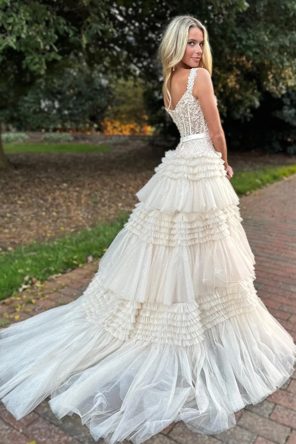 Vestido de fiesta largo rosa claro con volantes y corte princesa en A y hombros descubiertos de Roycebridal